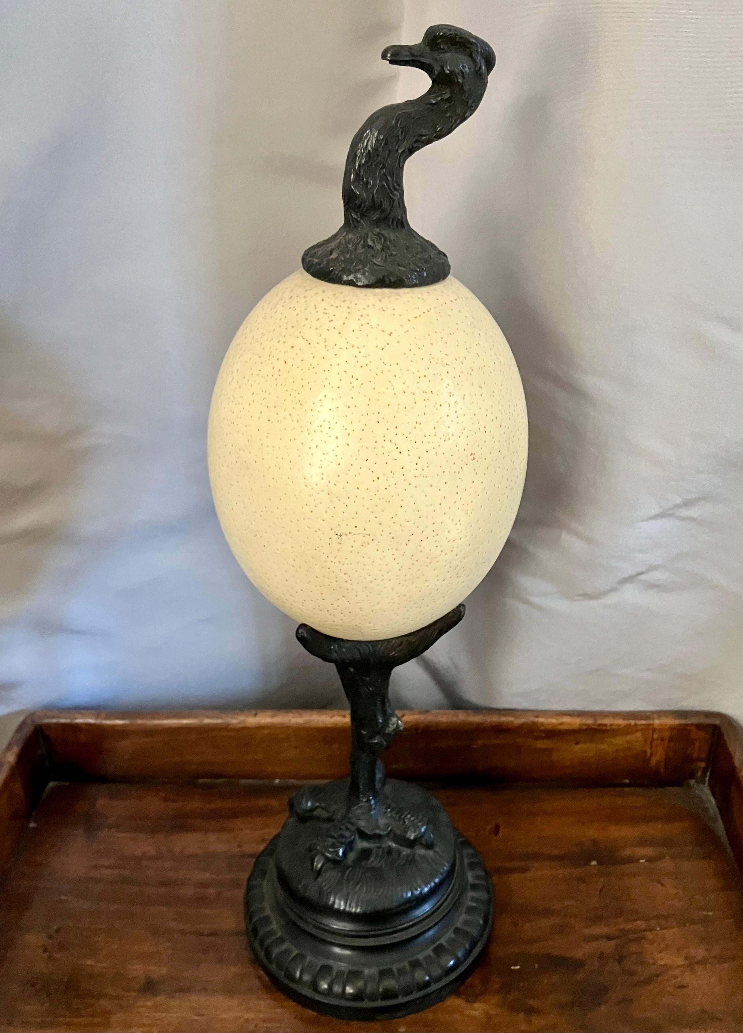 Scultura in bronzo di struzzo con esemplare di uovo Nature in vendita 1