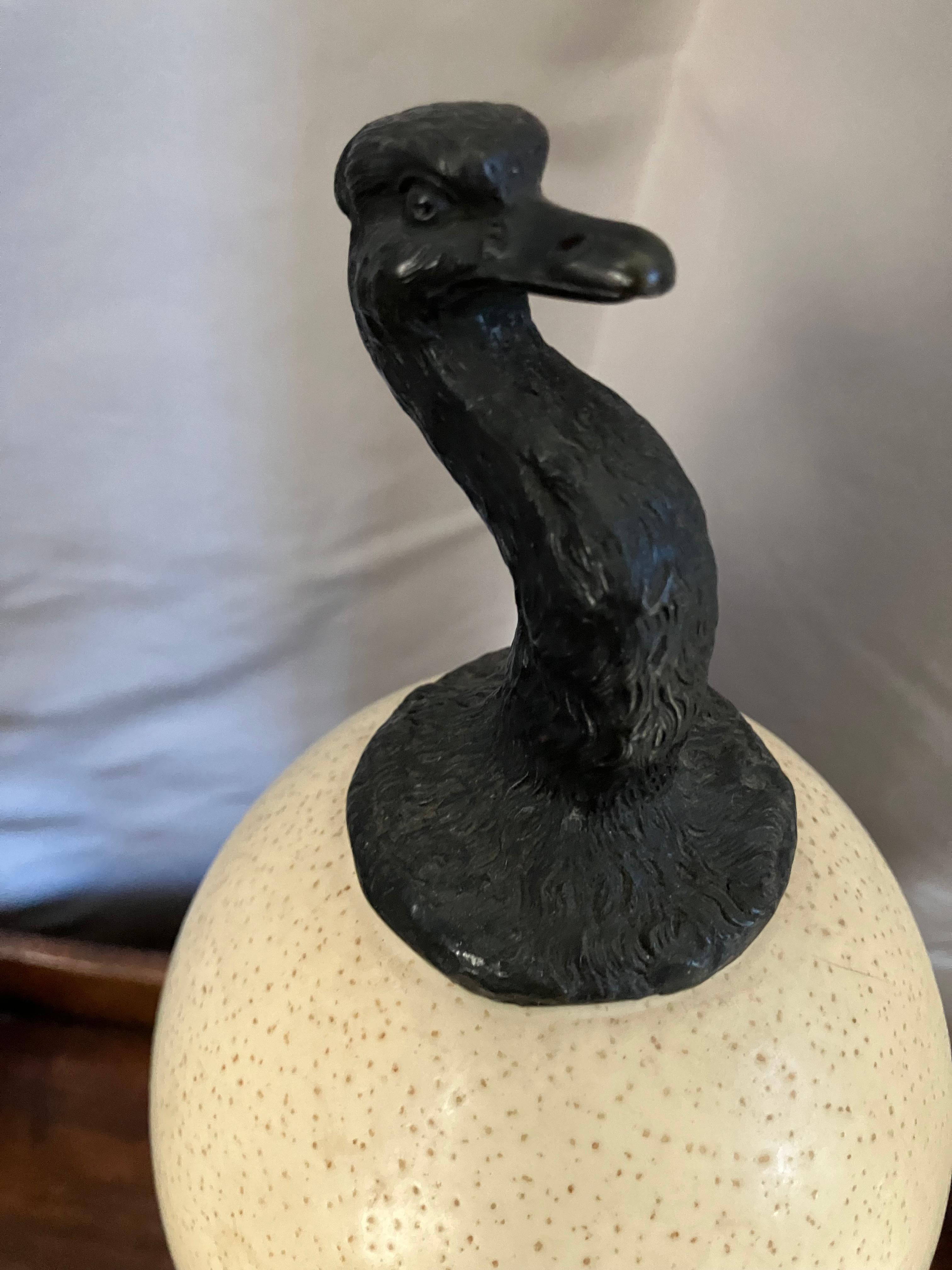 Scultura in bronzo di struzzo con esemplare di uovo Nature in vendita 3