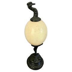 Escultura de Avestruz en Bronce con Muestra de Huevo Natural