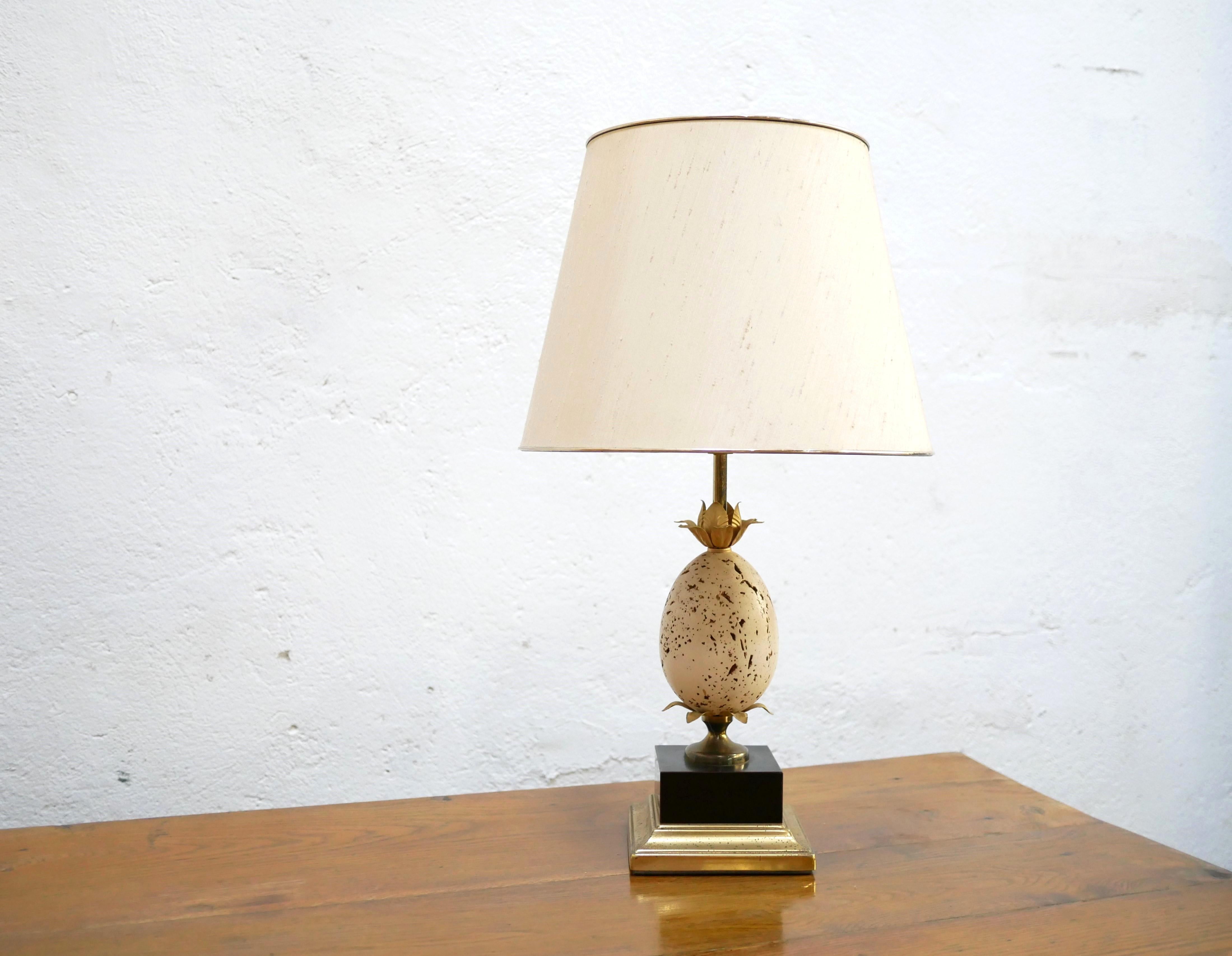 Ostrich egg lamp in travertine from the 60s.

Its design does not lack character and elegance. Aesthetic, large and functional, it will be ideal in the living room, the office or in the bedroom for a trendy and modern decoration.

Good condition,
