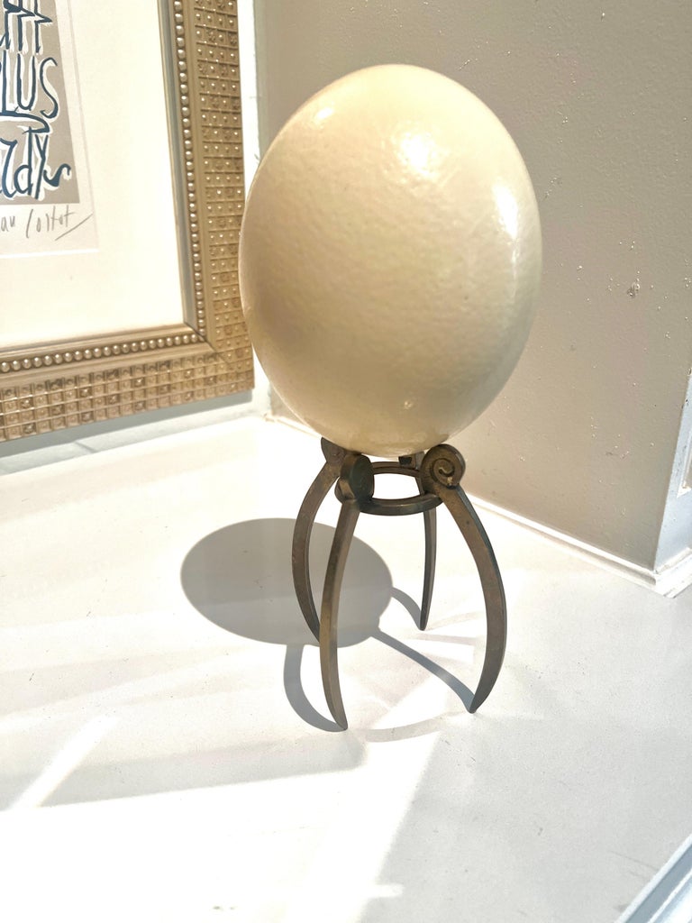 Œuf D'Autruche Décoratif Sur Socle En Laiton - XXe Siècle - Hauteur 28 Cm