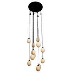 Uova di struzzo e lampadario "Pigalle" in bronzo dell'Atelier Bourgeois Boheme