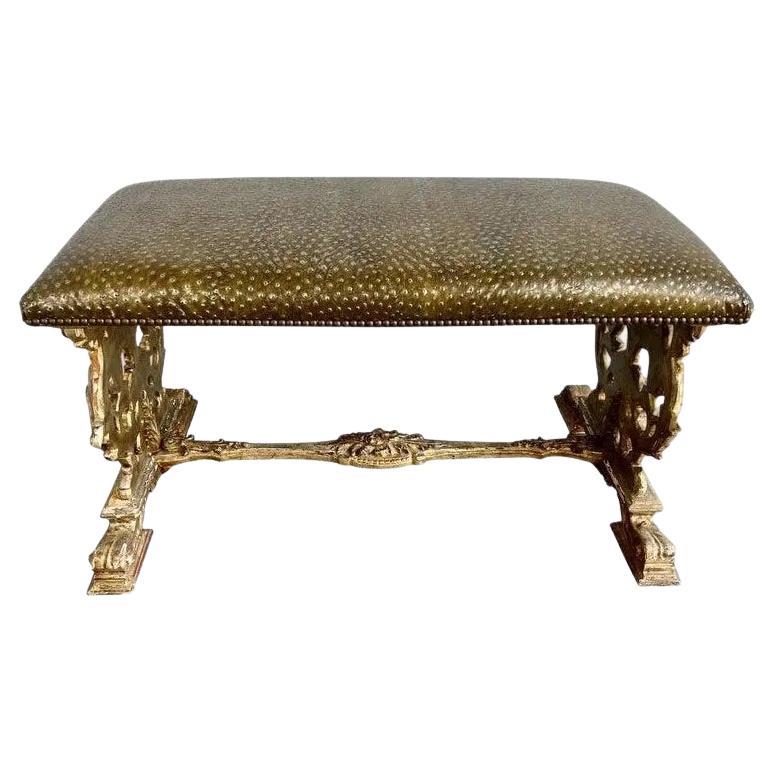 Versilberte Bänke mit Straußenprägung und Nagelkopfverzierung im Angebot