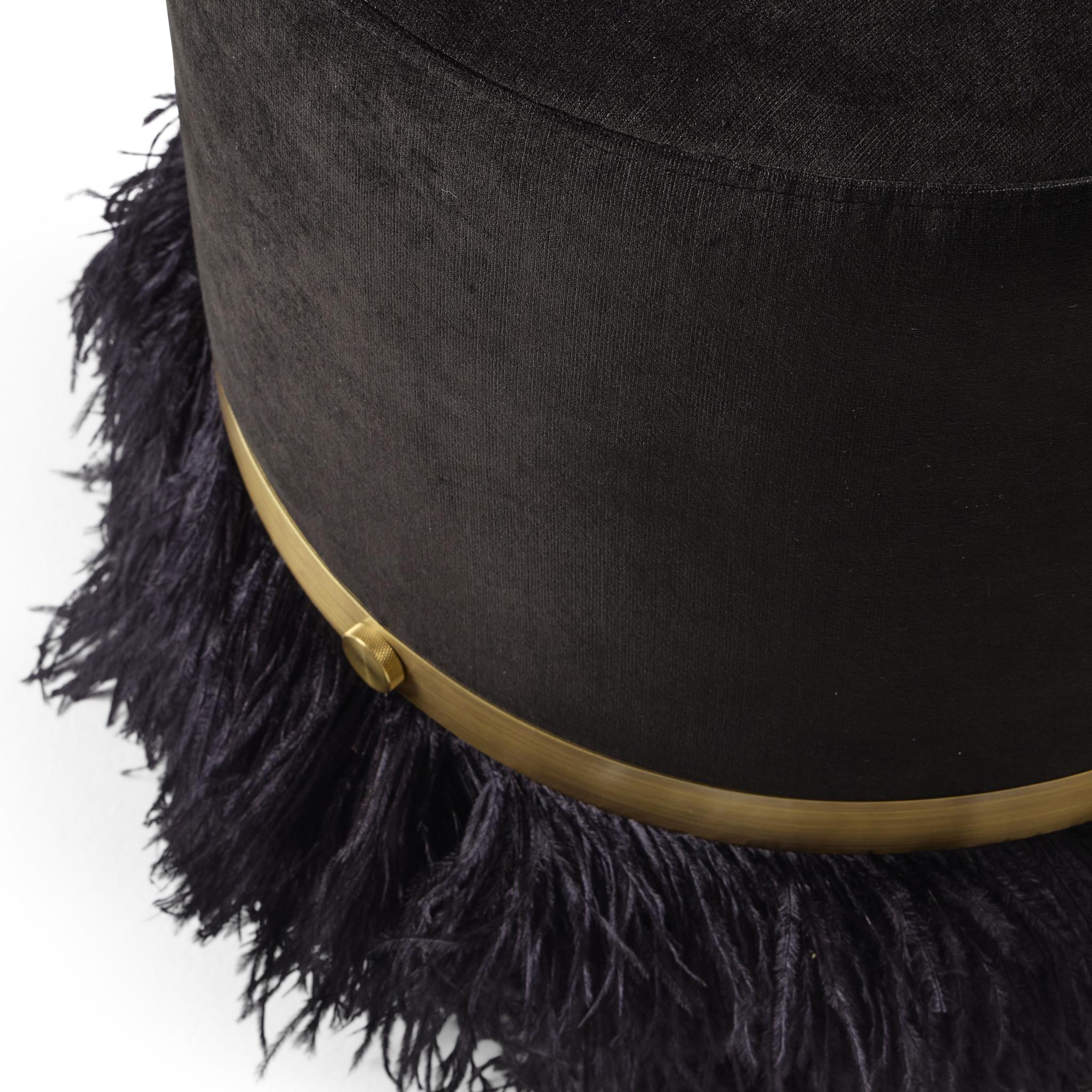 Straußenflaum Schwarz 450 Durchmesser Samt Pouf von Egg Designs im Zustand „Neu“ im Angebot in Bothas Hill, KZN