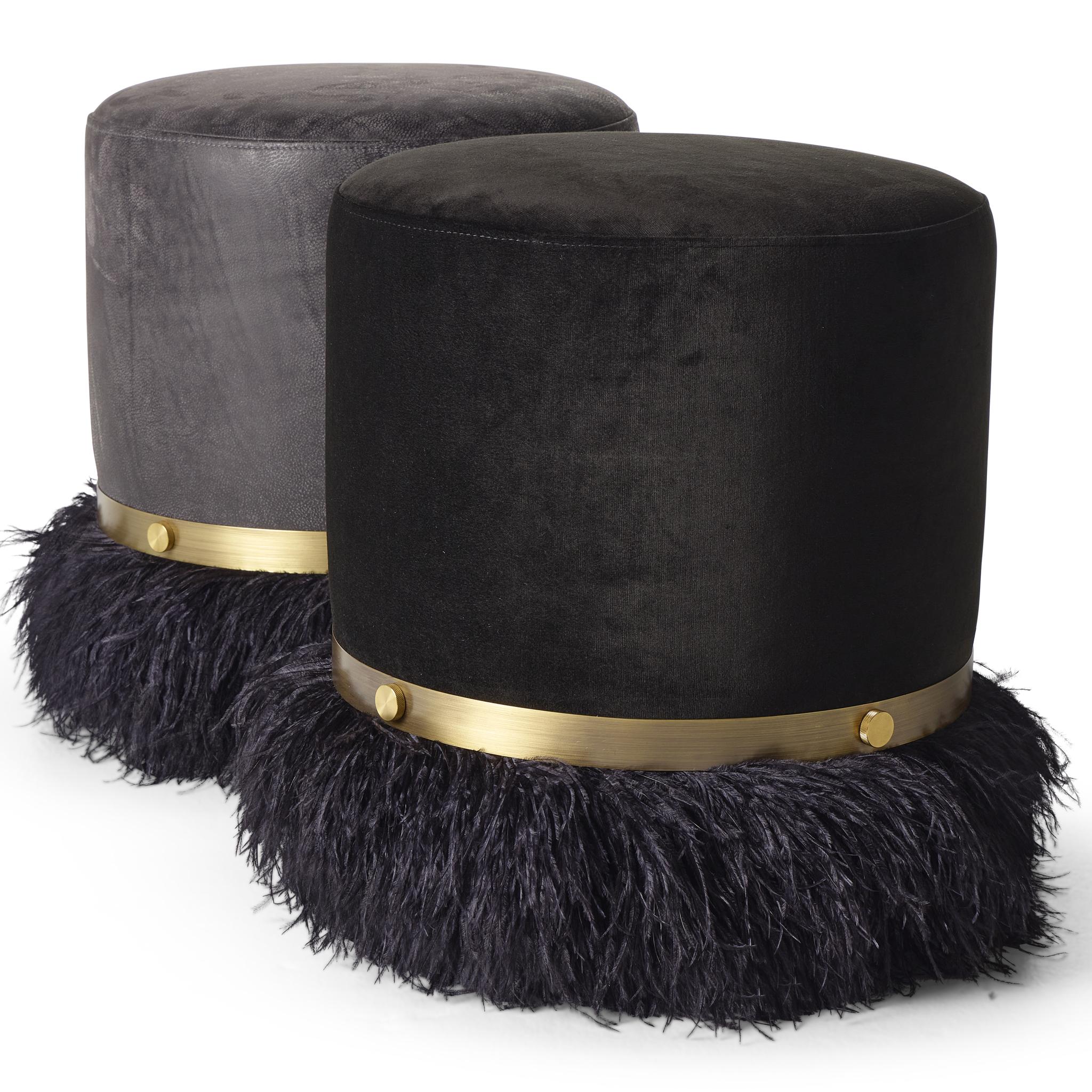 Straußenflaum Schwarz 450 Durchmesser Samt Pouf von Egg Designs (Messing) im Angebot