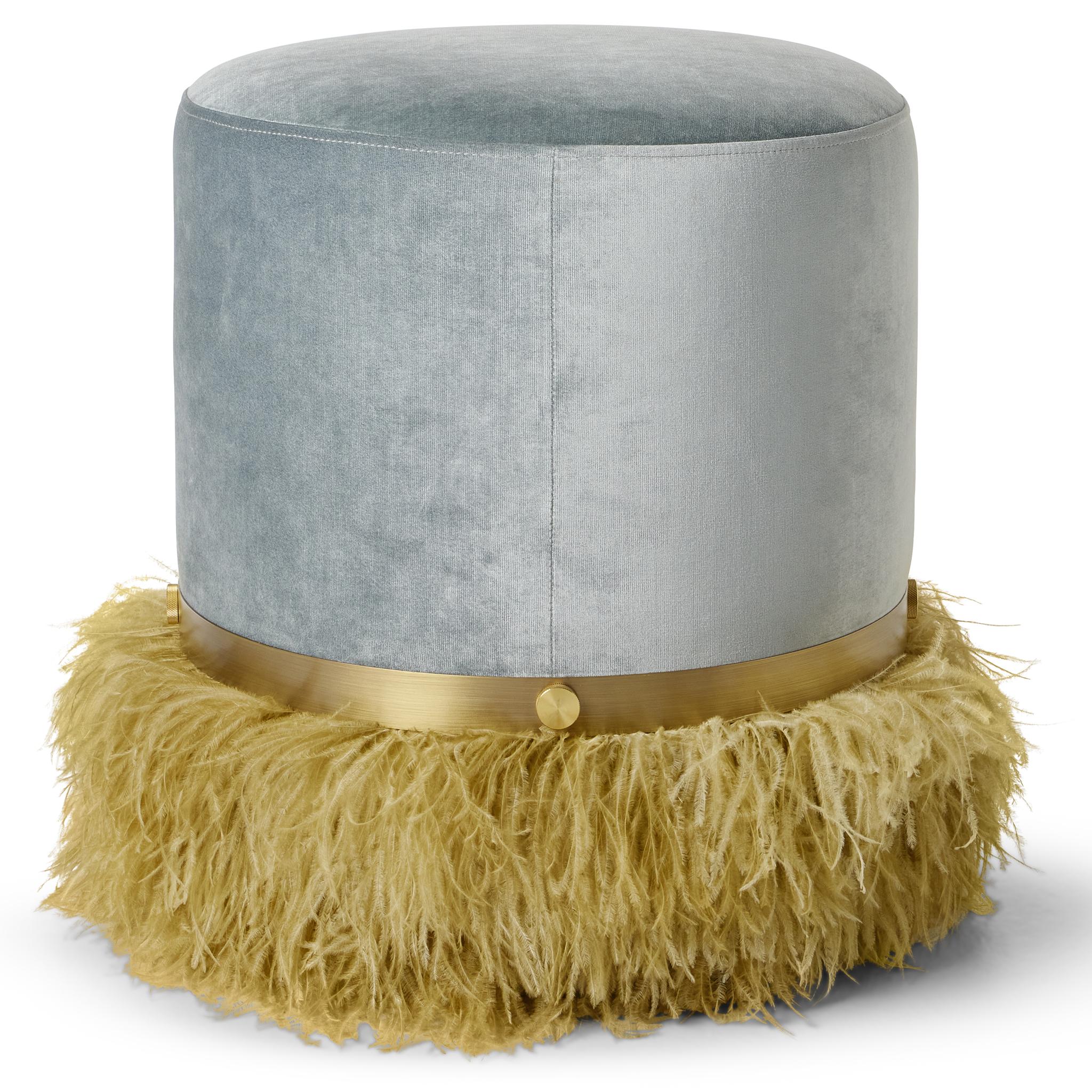 Der moderne, organische Ostrich Fluff Pouf kombiniert reichhaltige, haptische Materialien mit einer skulpturalen Form. Er wurde als perfekter Begleiter für den Ostrich Fluff Lounge Chair von Egg Designs oder als eigenständiges Designerstück