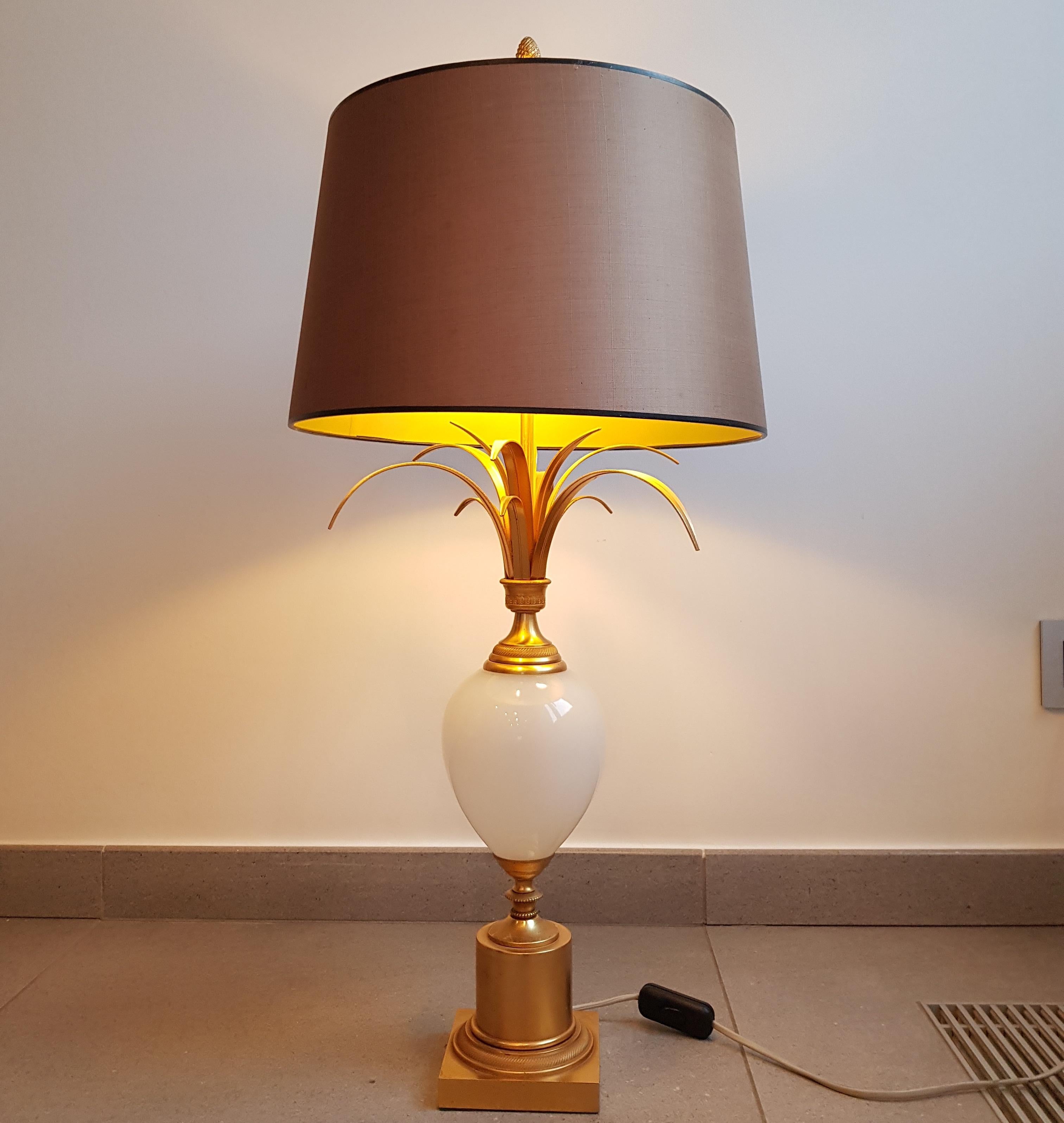 Mid-Century Modern Ostrich Opaline Glass Table Lamp, Boulanger For Sale