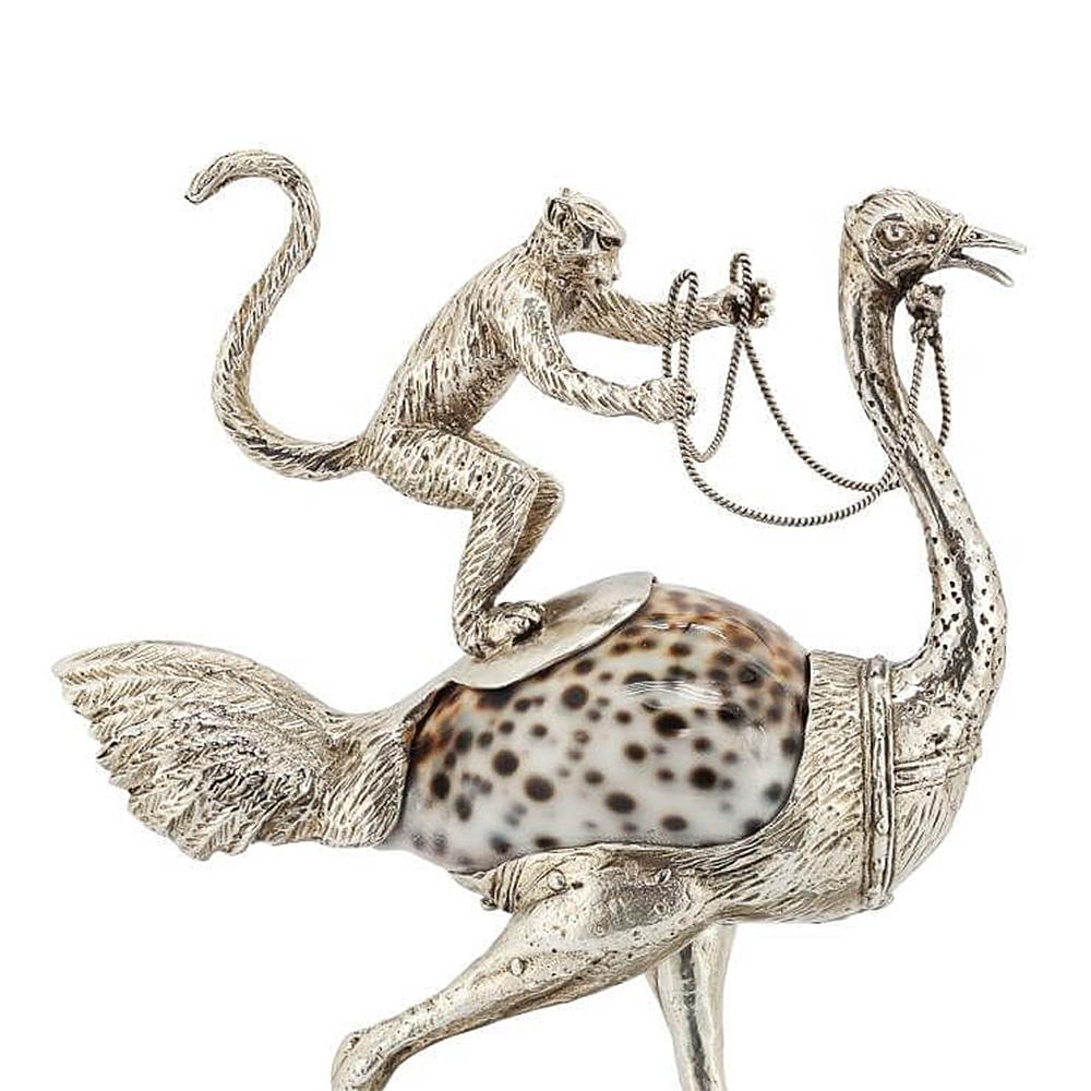 Sculpture Ostrich Run with structure in solid brass
in silvered plated finish. With central body made with
a real shell. Sculpture on black stone base.