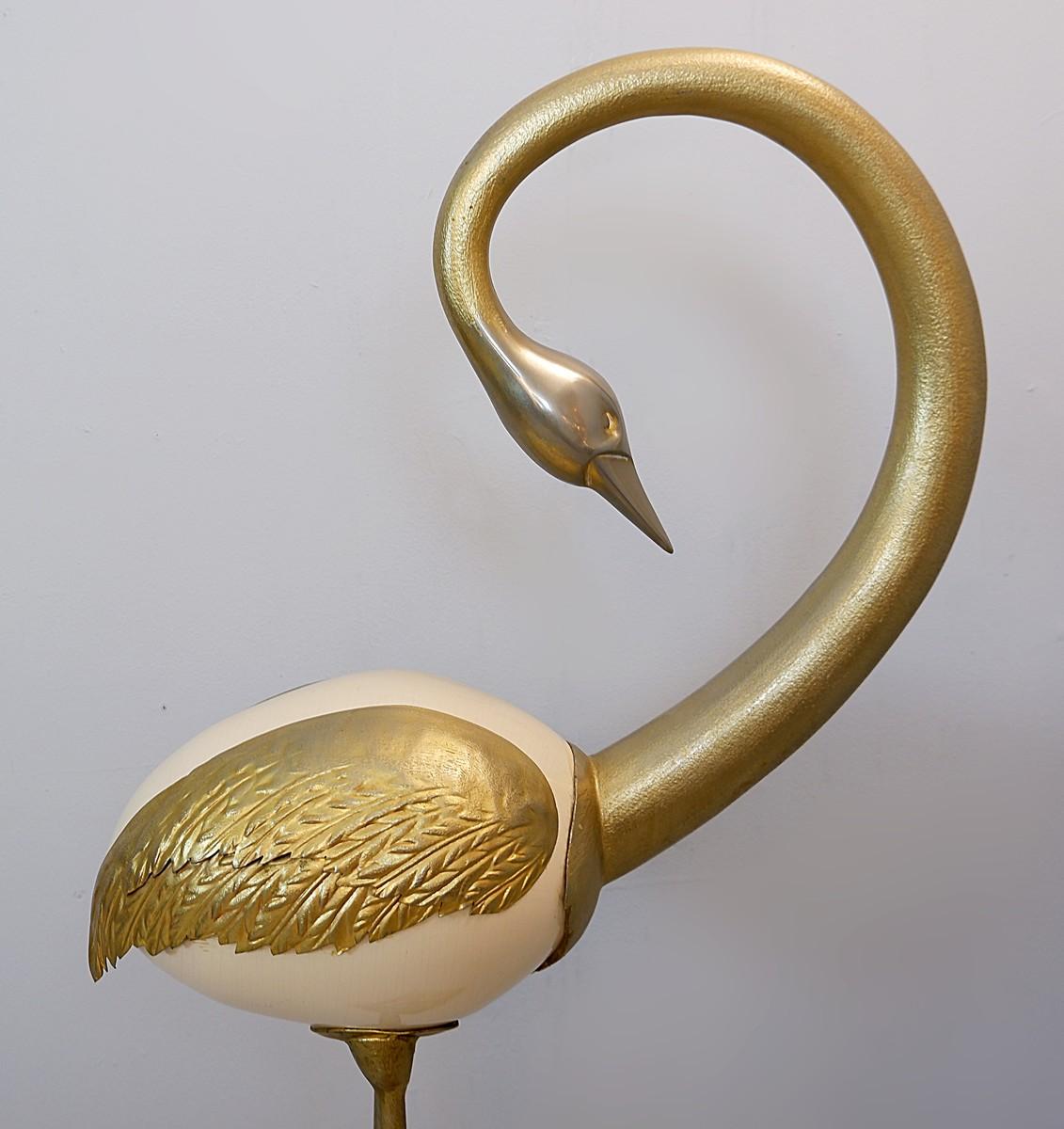 Sculpture d'autruche réalisée à partir d'un œuf d'autruche avec du métal doré.