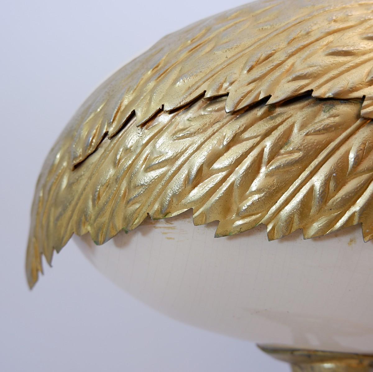 20ième siècle Sculpture d'autruche réalisée à partir d'un œuf d'autruche avec métal doré en vente