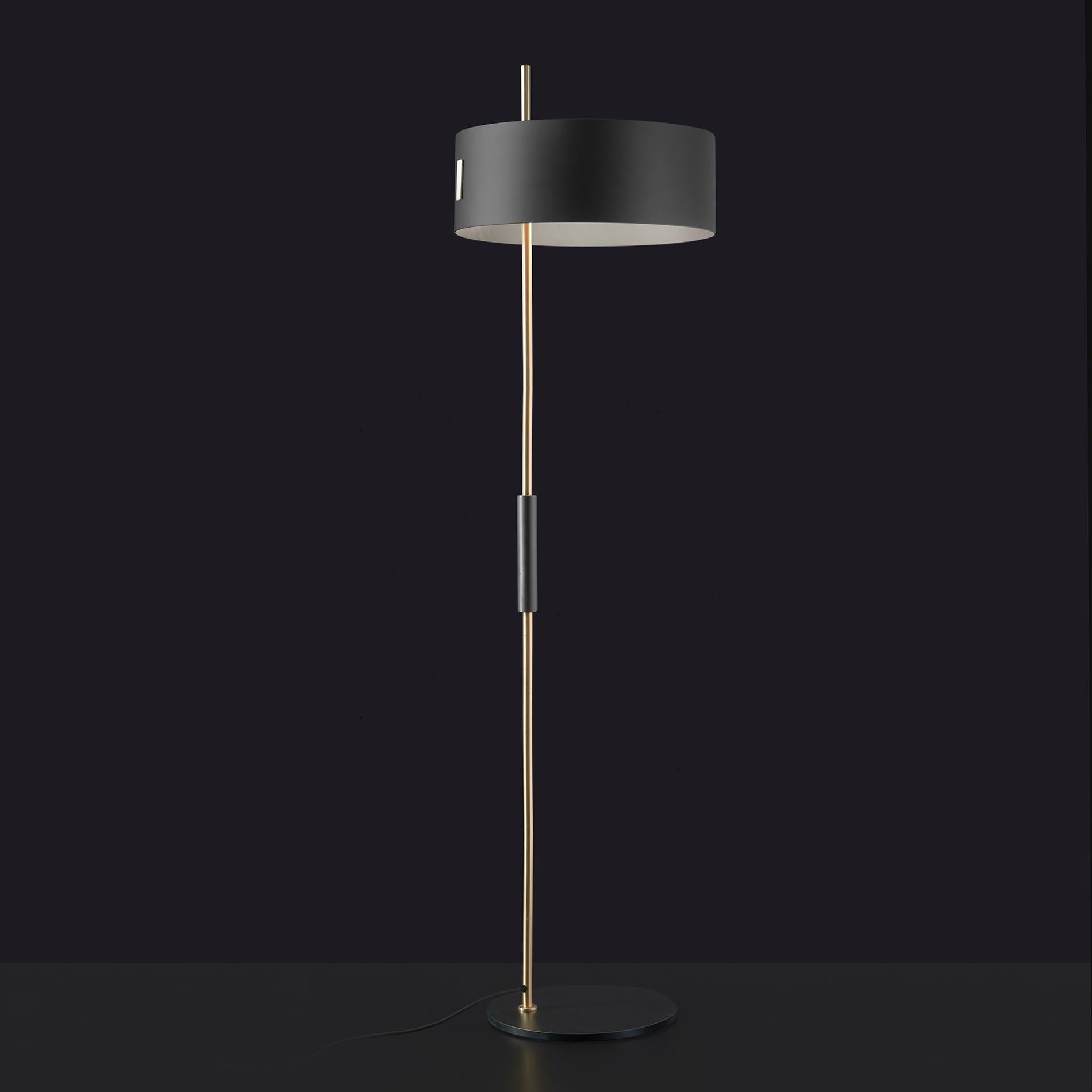 The lamp 1953 designed, by Ostuni e Forti, has two models, floor and table, varying in proportion and size but identical in their design which shifts the whole lampshade section from the centre to the side. A range that elegantly recalls the style