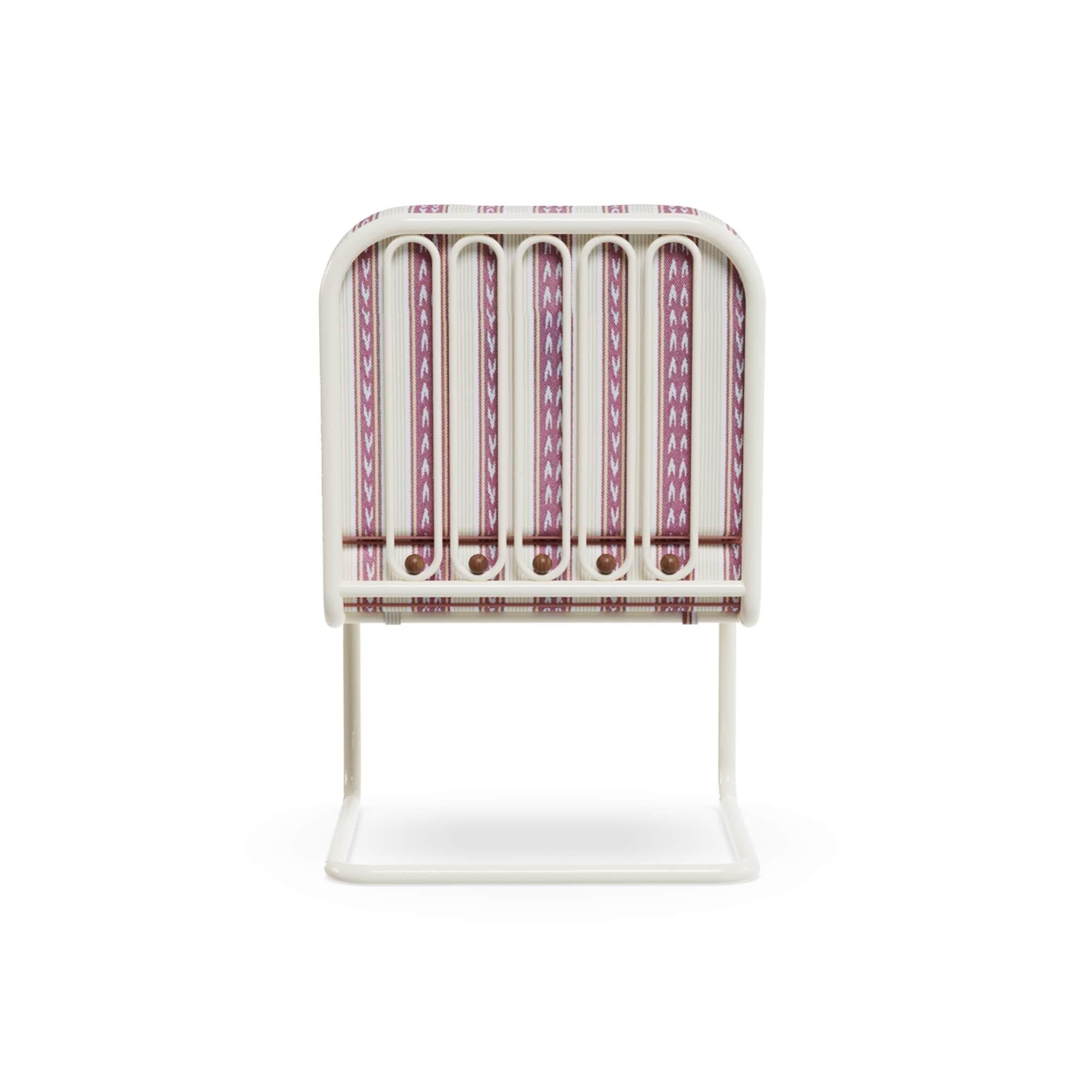 Der Ostuni Dining Chair, der in Zusammenarbeit mit Mediterrazza entstanden ist, verbindet mediterranen Charme mit modernem Design. Aus lackiertem Metall für den Außenbereich gefertigt und mit dezenten Details aus Iroko-Holz veredelt, bietet er ein