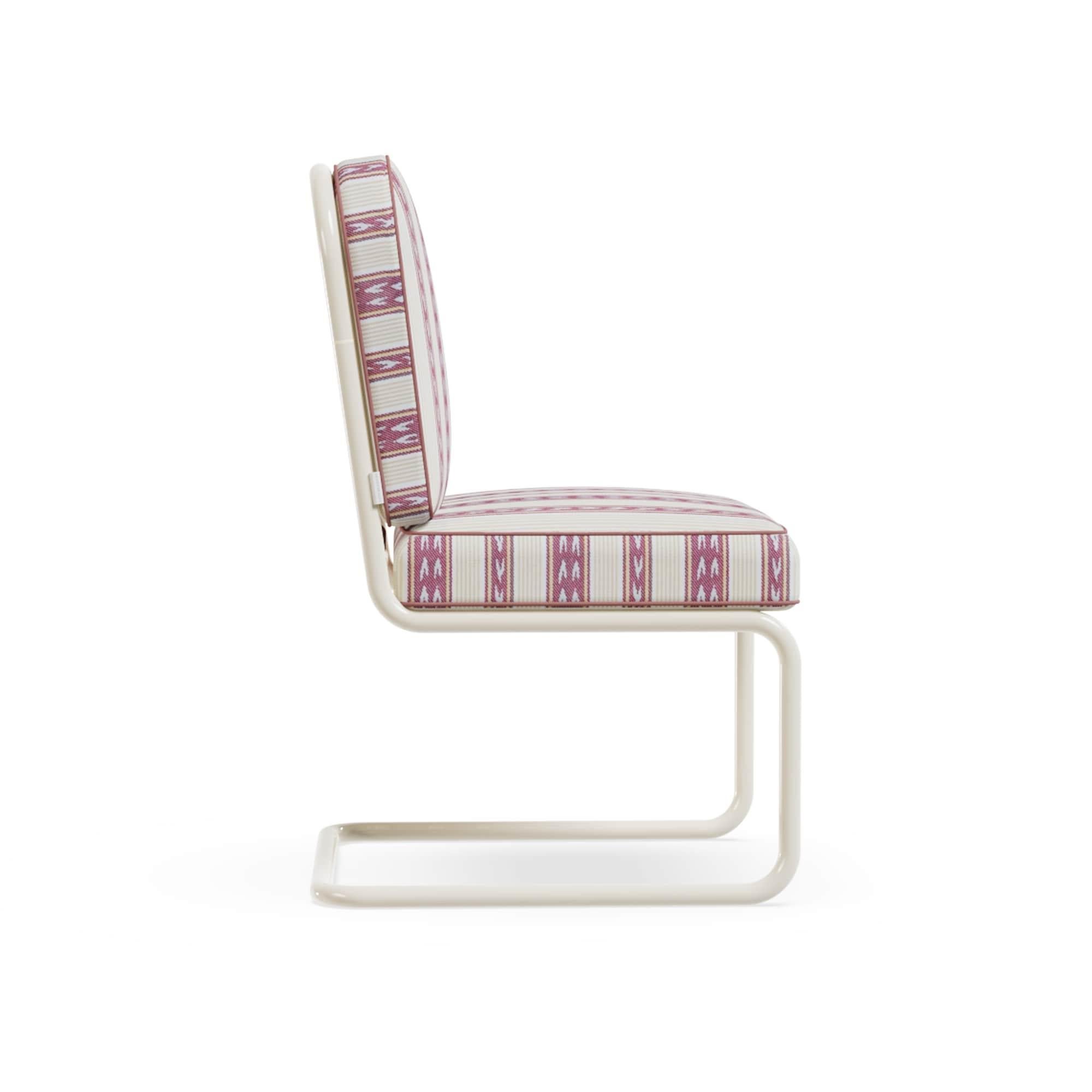 Ostuni Esszimmerstuhl aus lackiertem Metall mit Iroko-Holz-Details (Organische Moderne) im Angebot