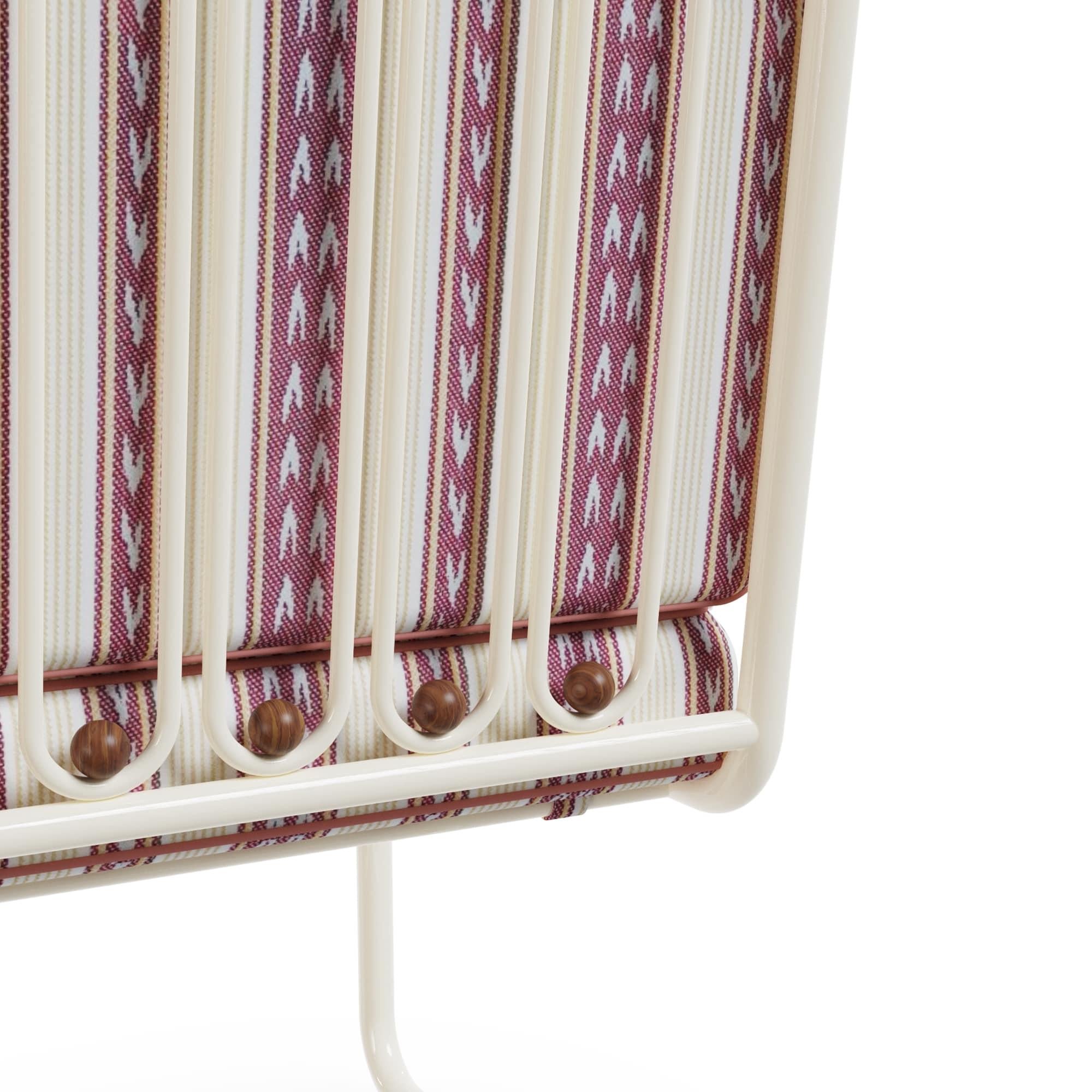 Ostuni Esszimmerstuhl aus lackiertem Metall mit Iroko-Holz-Details (21. Jahrhundert und zeitgenössisch) im Angebot