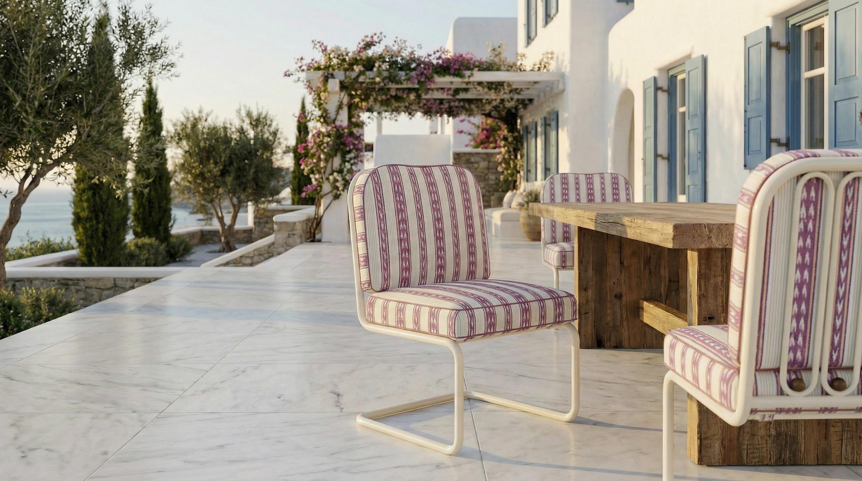 La Silla de Comedor Ostuni, creada en colaboración con Mediterrazza, captura el encanto mediterráneo con un toque contemporáneo. Fabricado en metal lacado apto para exteriores y refinado con sutiles detalles de madera de iroko, equilibra la