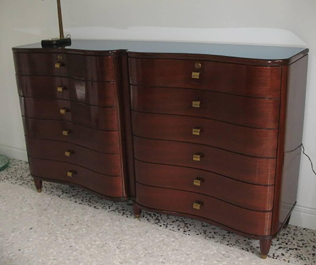 Rare double commode designed by Osvaldo Borsani per Arredamenti Borsani Varedo circa 1955.
Two sets of mahogany drawers with splendid mirrored colored glass top, brass handle and sabot on the conical strong legs.
Beautiful original patina.