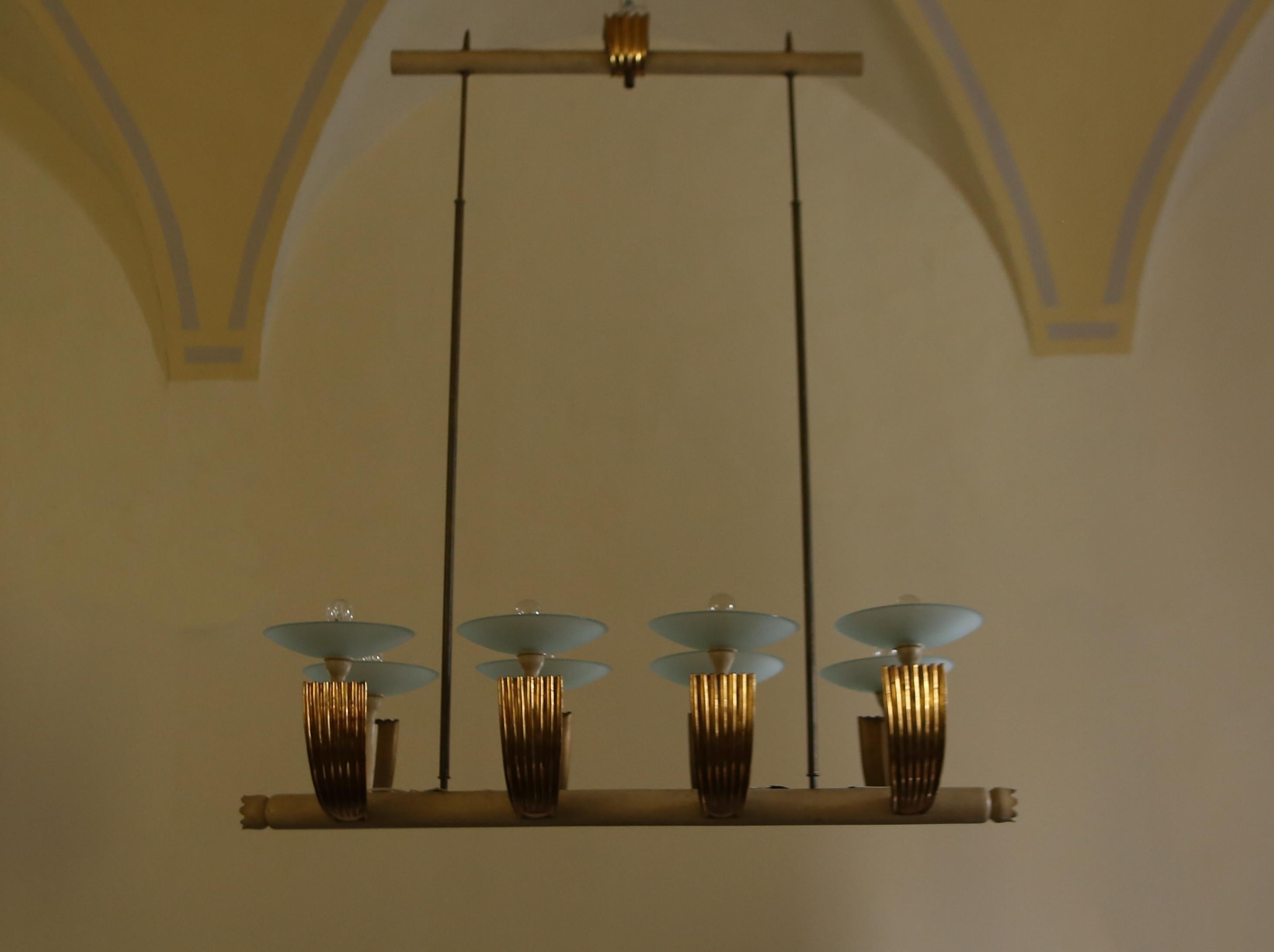 Important chandelier from the 1940s produced by Arredamenti Borsani Varedo
Lacquered wood, gilded carved wood with gold leaf, brass, cut crystal.