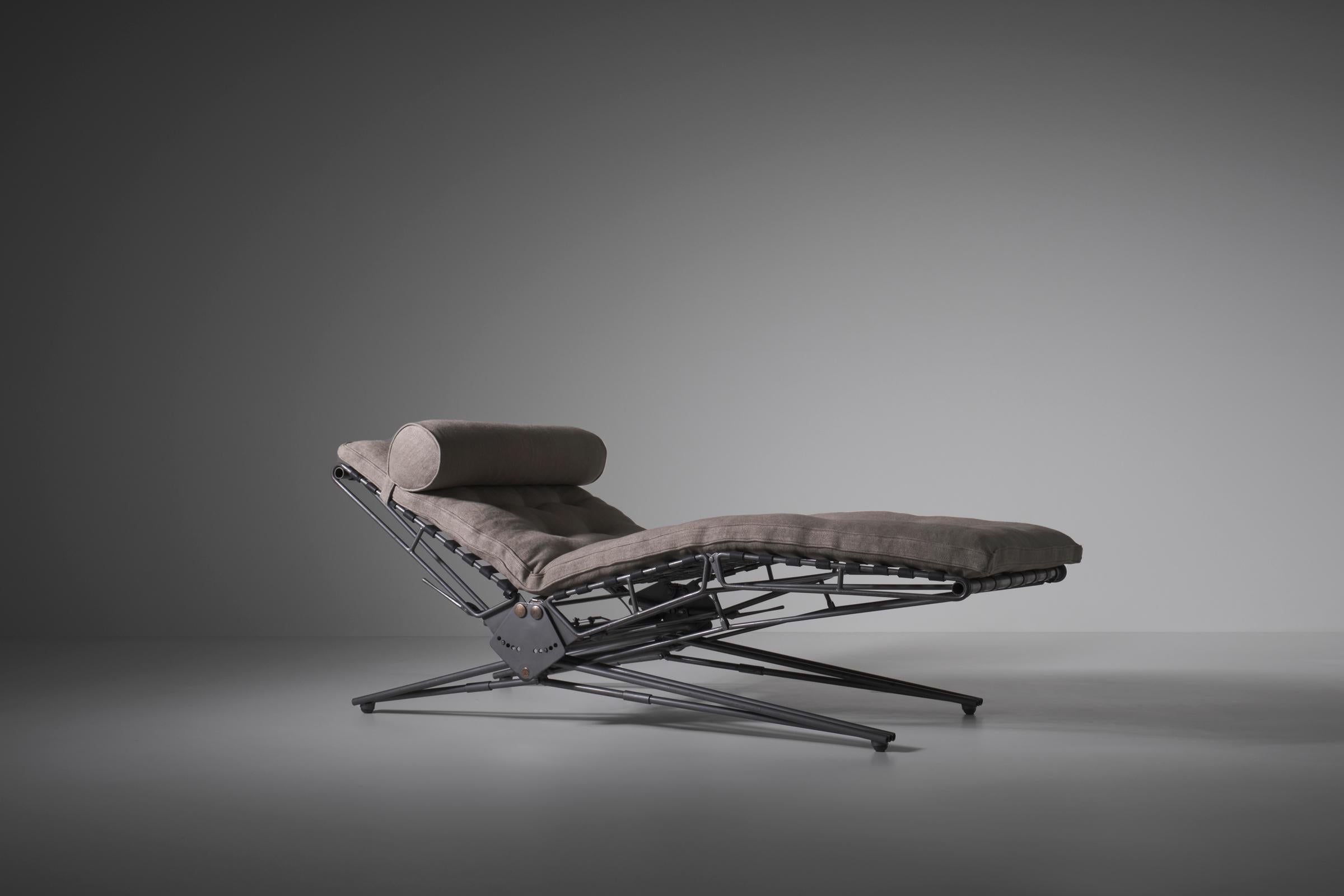 Osvaldo Borsani adjustable 'L77' daybed for Tecno, Italy 1956s. Outstanding design and technique which makes it possible to adjust in multiple positions. Both seat / back and legs can be adjusted in height and position. The metal frame is finished