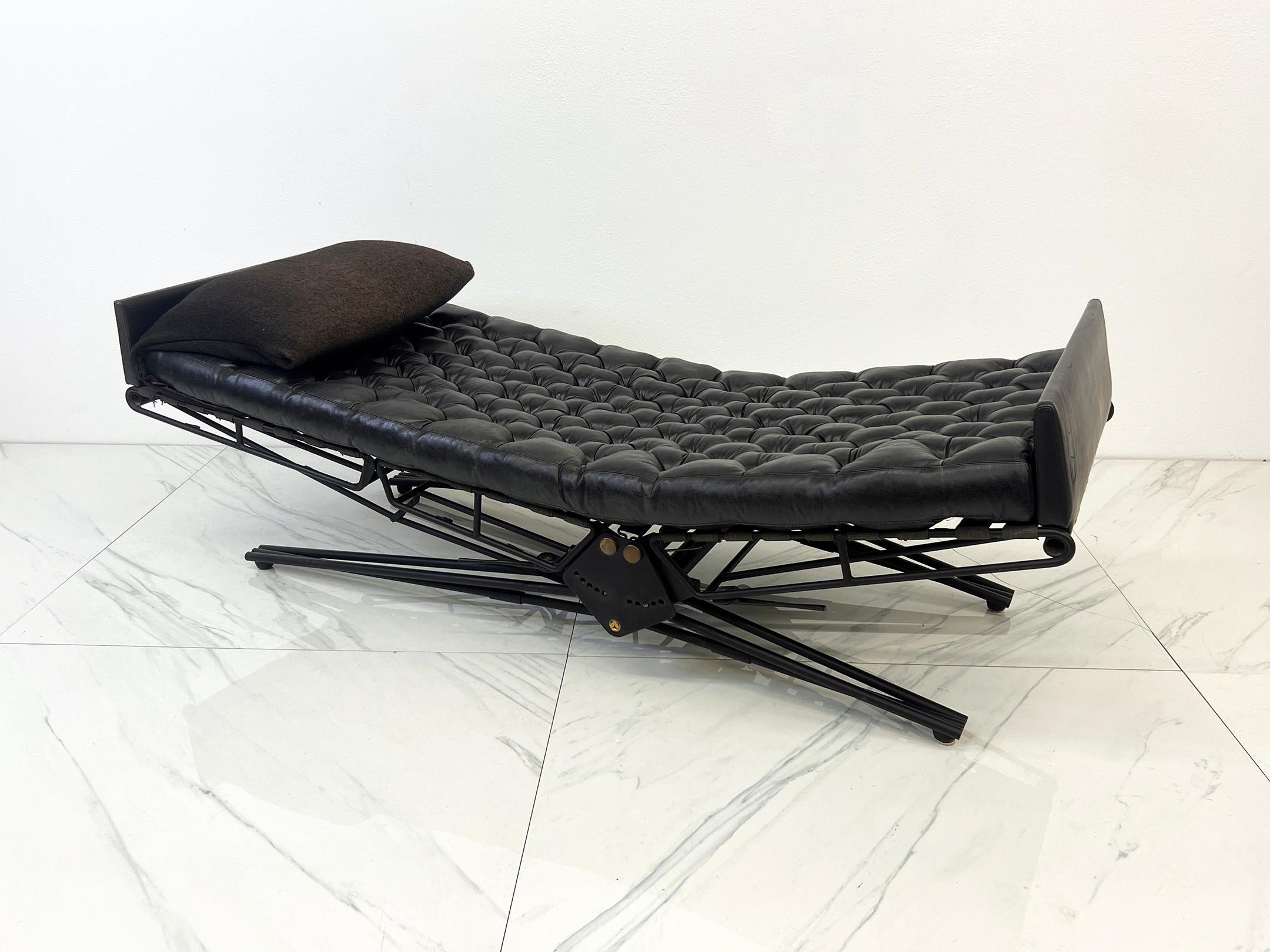 Entra nel mondo del design d'avanguardia con questo letto da giorno regolabile Osvaldo Borsani L77, un capolavoro rivoluzionario degli anni Cinquanta. Rivestito in morbida pelle nera, questo letto da giorno non è solo un mobile di grande effetto ma