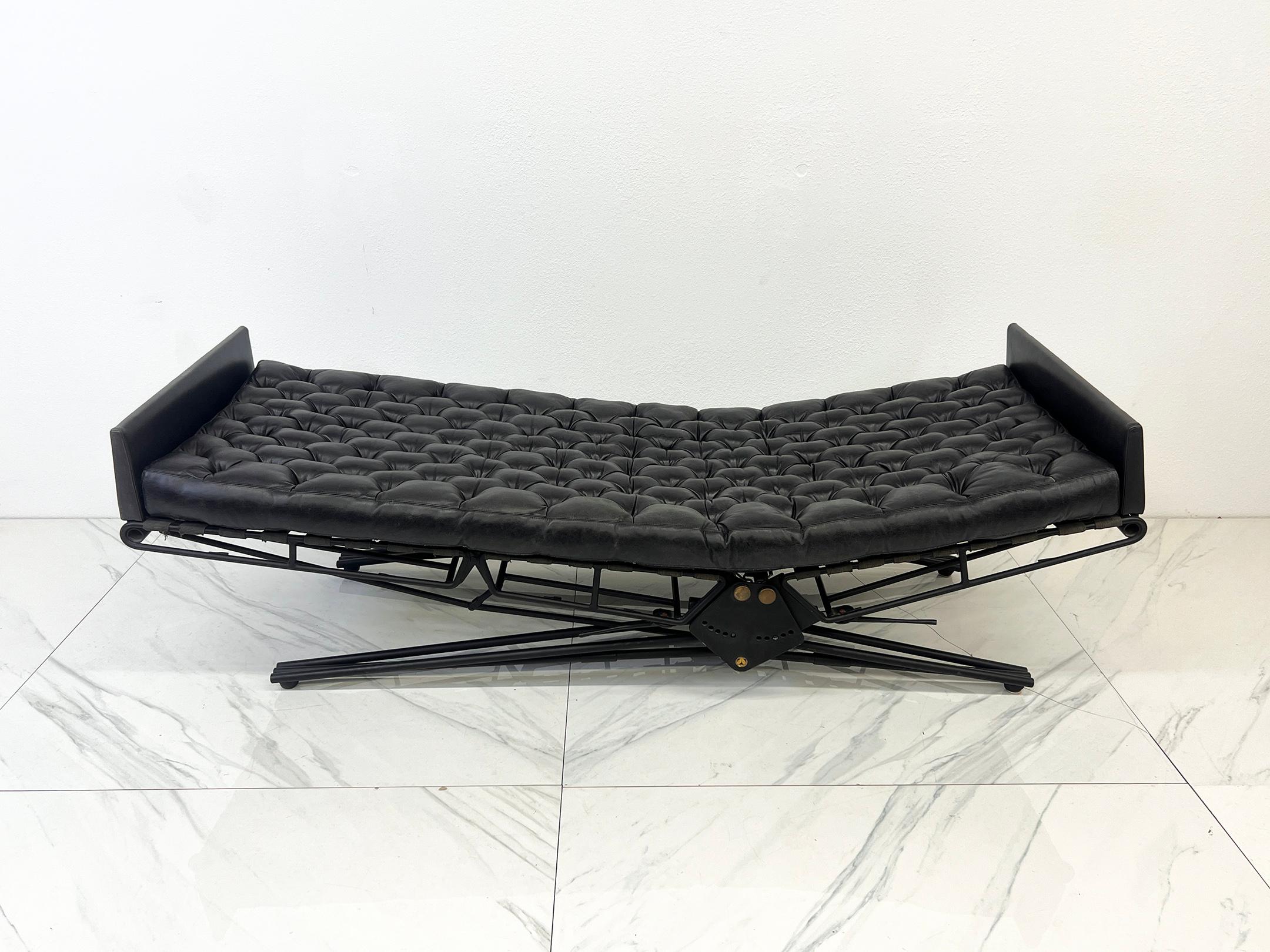Metà XX secolo Osvaldo Borsani Chaise regolabile in pelle L77 per Tecno, Italia, anni '50 in vendita