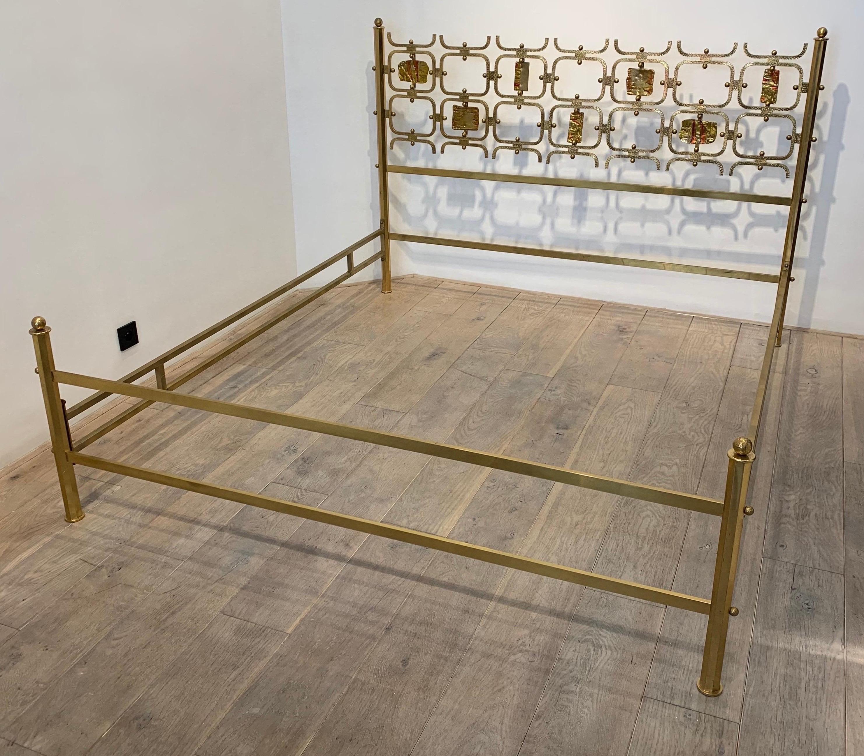 The bed is a collaborative work of the designer Osvaldo Borsani and the artist Arnaldo Pomodoro. The bed is made of brass. The headboard is composed of Enameled red brass plates attached onto brass hammered frames fixed by hammered brass spheres.