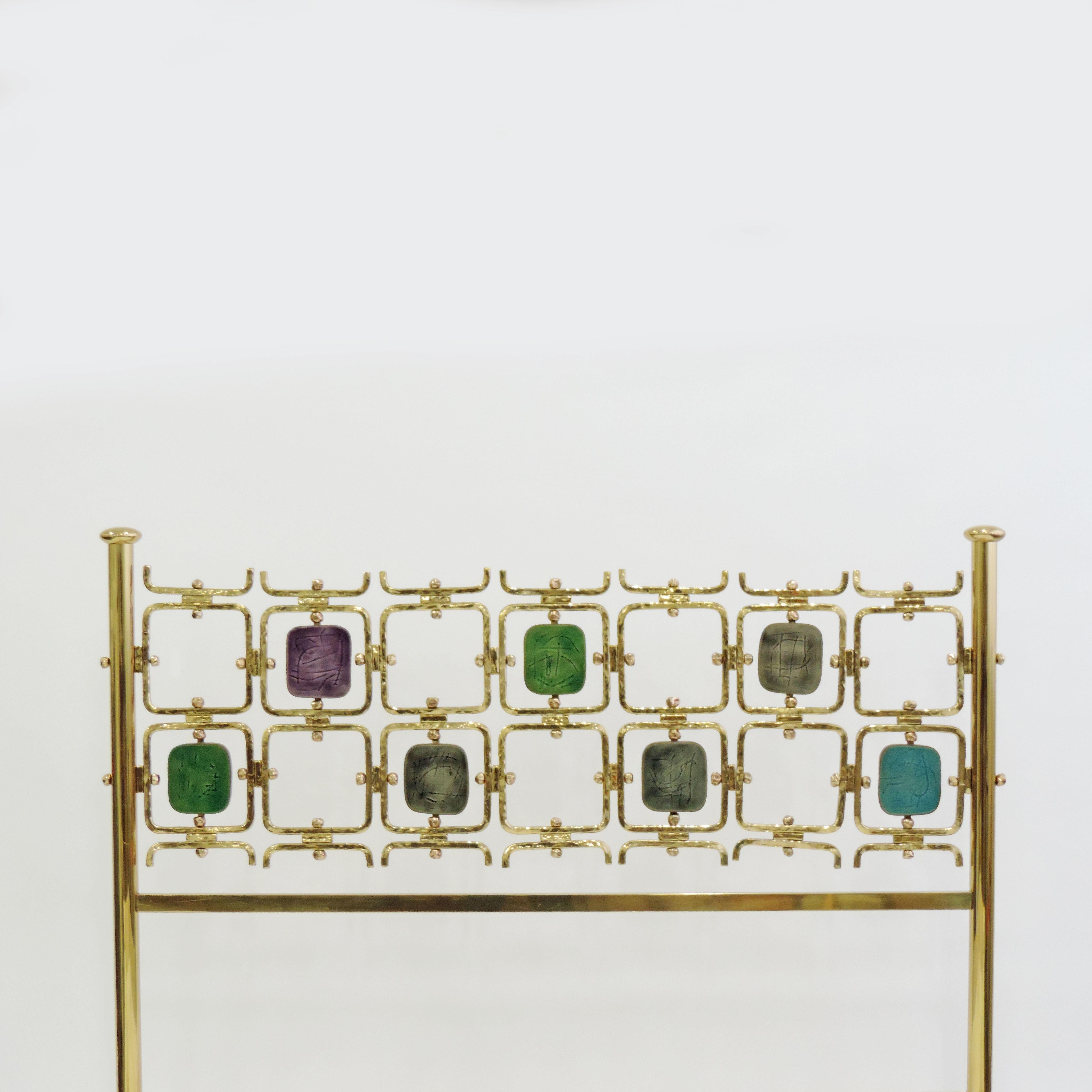 Rare lit double Osvaldo Borsani et Arnaldo Pomodoro modèle no. 8604, Italie, 1962
Une coordination spectaculaire des couleurs, un chef-d'œuvre.
Pièces en laiton numérotées, sommiers d'origine et panneaux en PVC Borsani d'origine.
Dimensions du