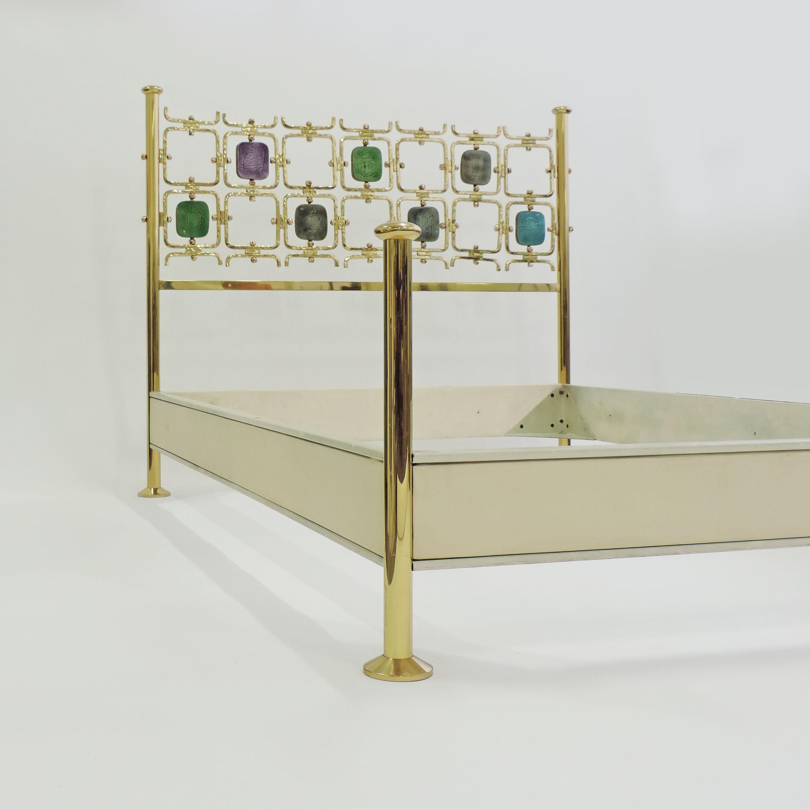 Osvaldo Borsani und Arnaldo Pomodoro Doppelbett Modell Nr. 8604, Italien, 1962 (Emailliert) im Angebot