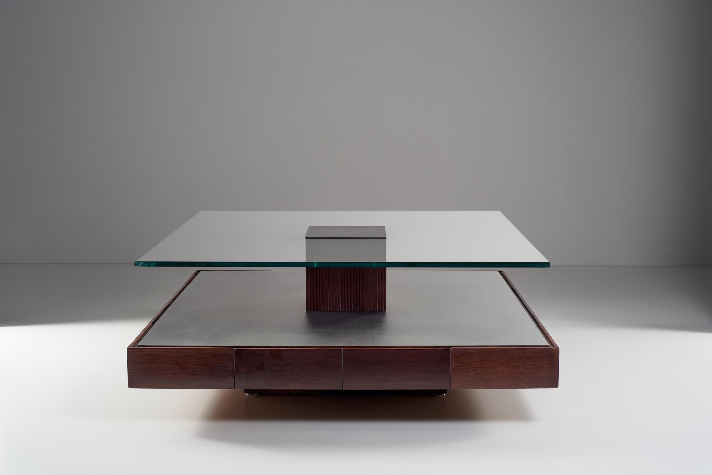 This low living room table with cantilevered glass on square central support is a perfect solution if you need discreet surfaces and hidden spaces for all your needs.
Lightness and functional stability are the key concepts behind this unique item: