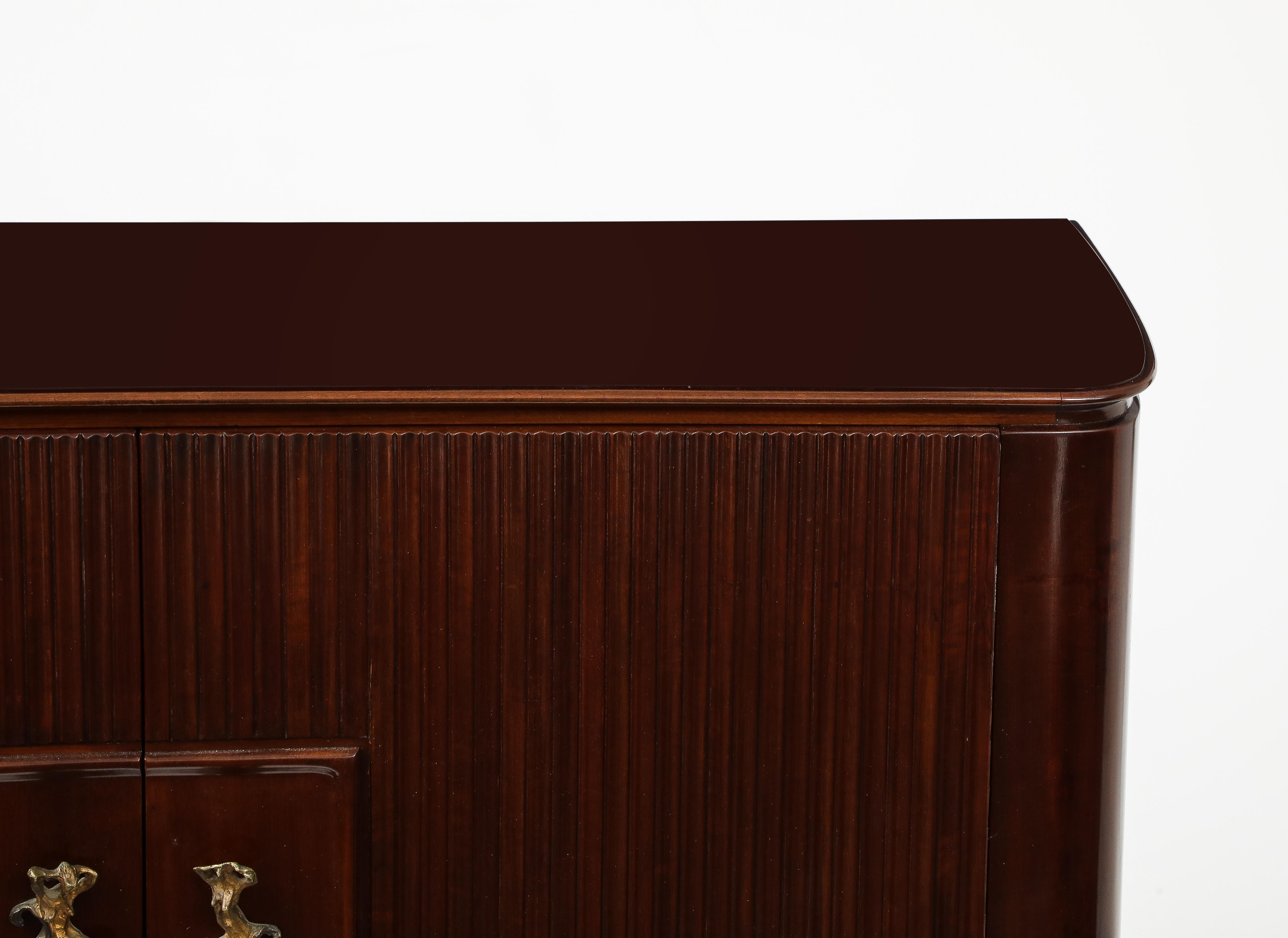 Rare armoire ou buffet en acajou Osvaldo Borsani et Lucio Fontana pour AVB Bon état - En vente à New York, NY