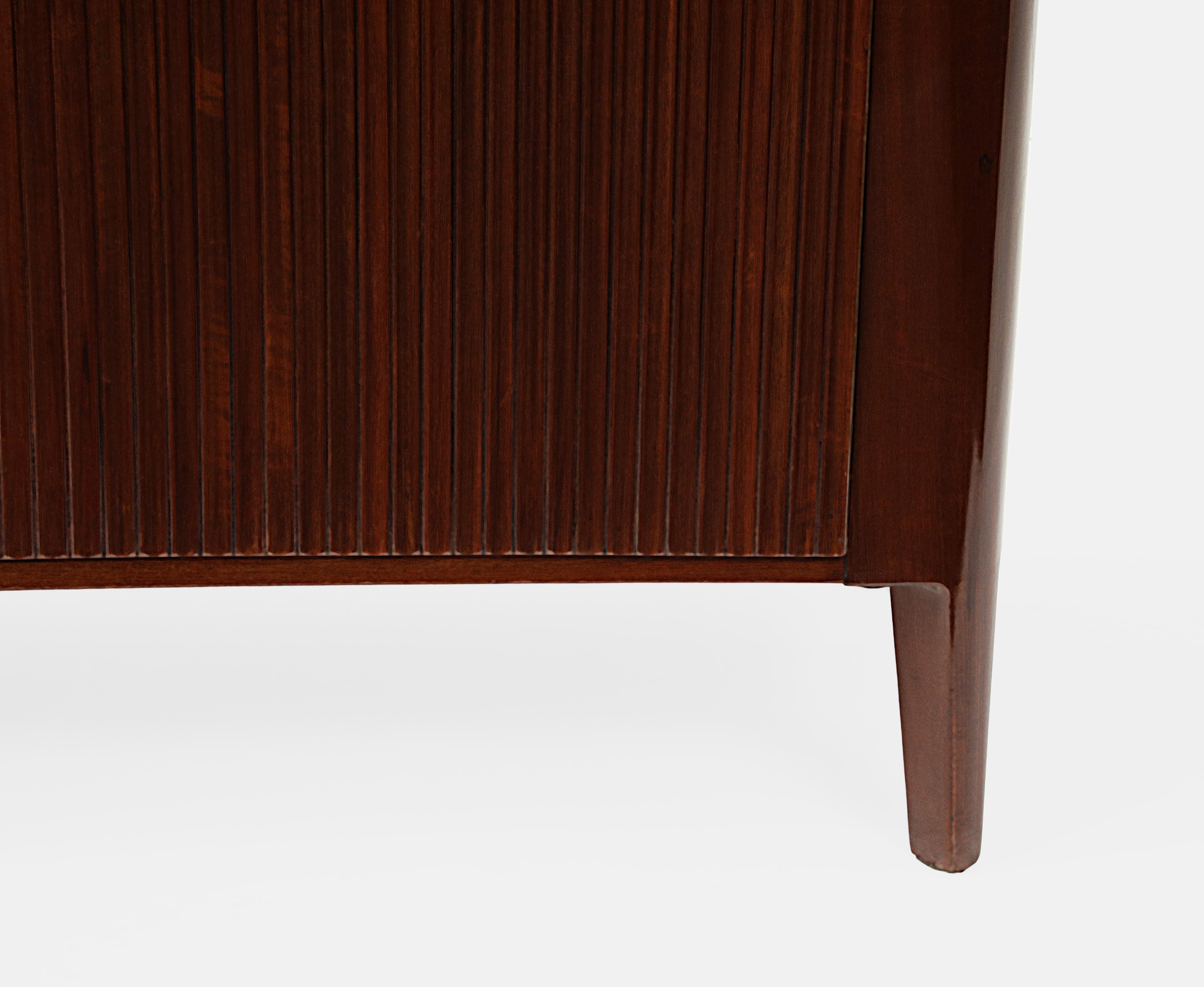 Verre Rare armoire ou buffet en acajou Osvaldo Borsani et Lucio Fontana pour AVB en vente