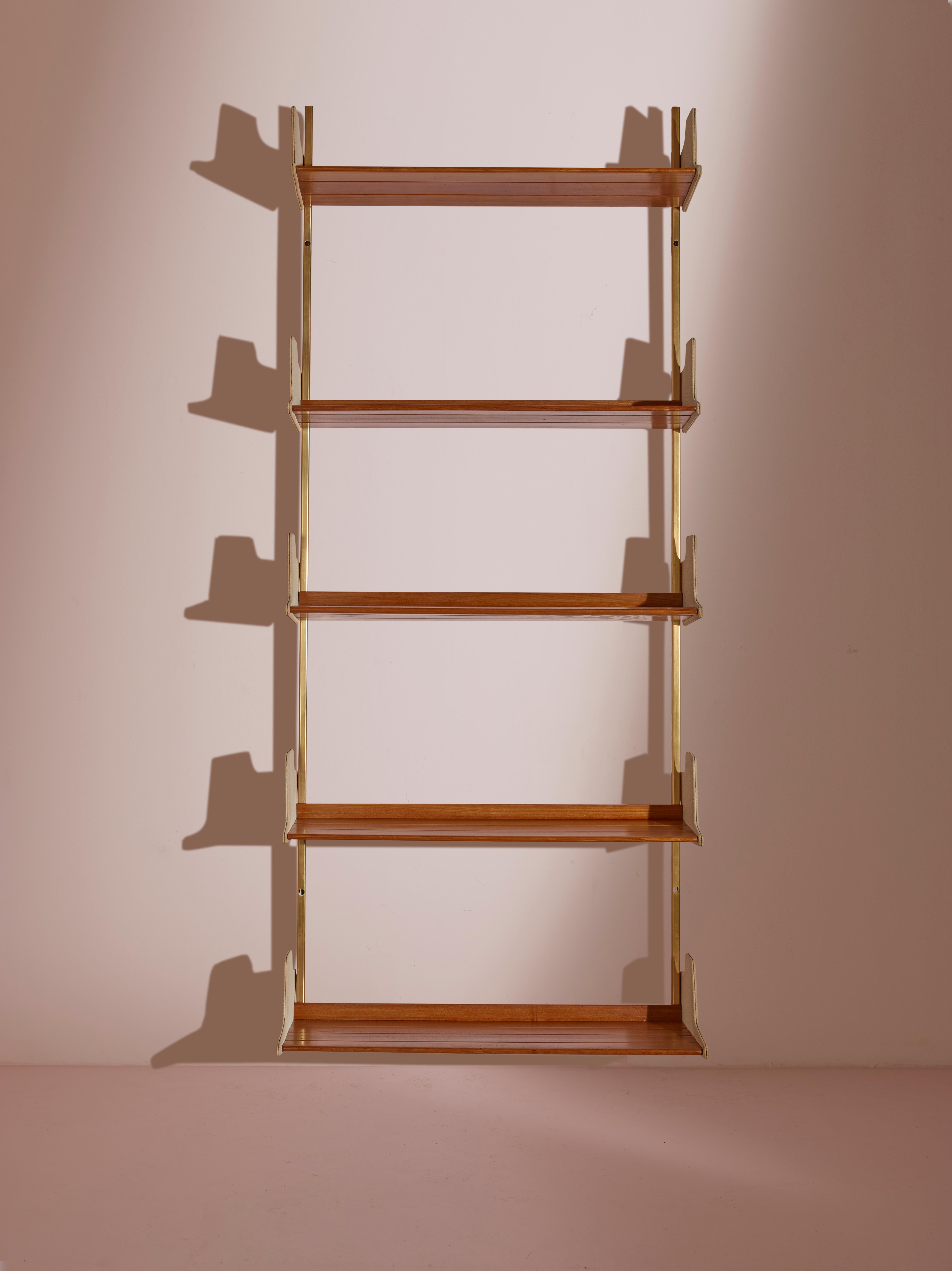 The E60 bookshelf, crafted from anodized aluminum, wood, and Resinflex, is a distinguished model designed by the renowned Osvaldo Borsani and produced by Tecno in the 1950s.

Minimalist and elegant, the modular shelving system designed by Osvaldo
