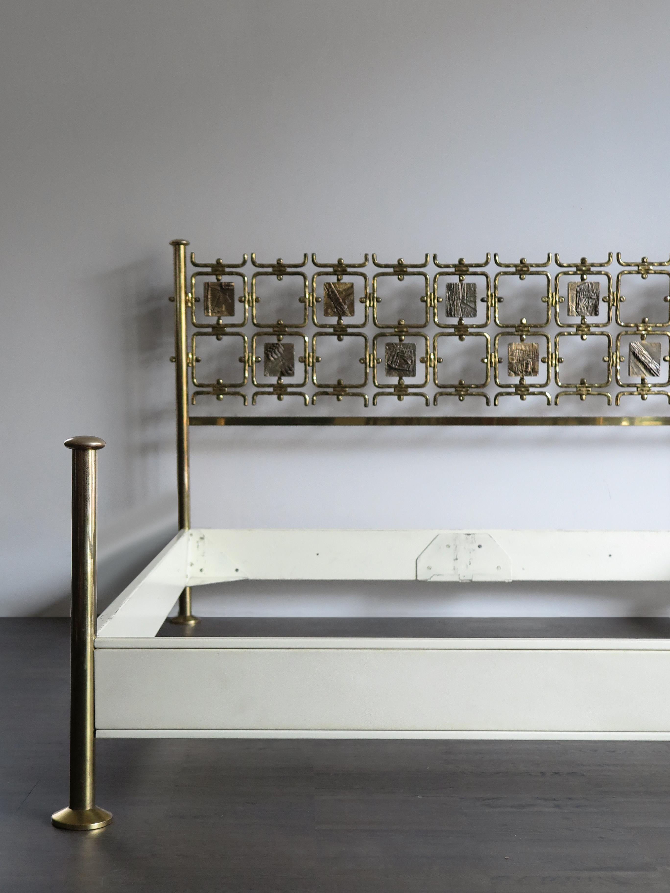 Famous, rare and amazing bed Model 8604 designed by Osvaldo Borsani in collaboration with the sculptor artist Arnaldo Pomodoro author of the sculpture headboard composed of frames of modular elements in brass with embedded engraved panels,
Tecno