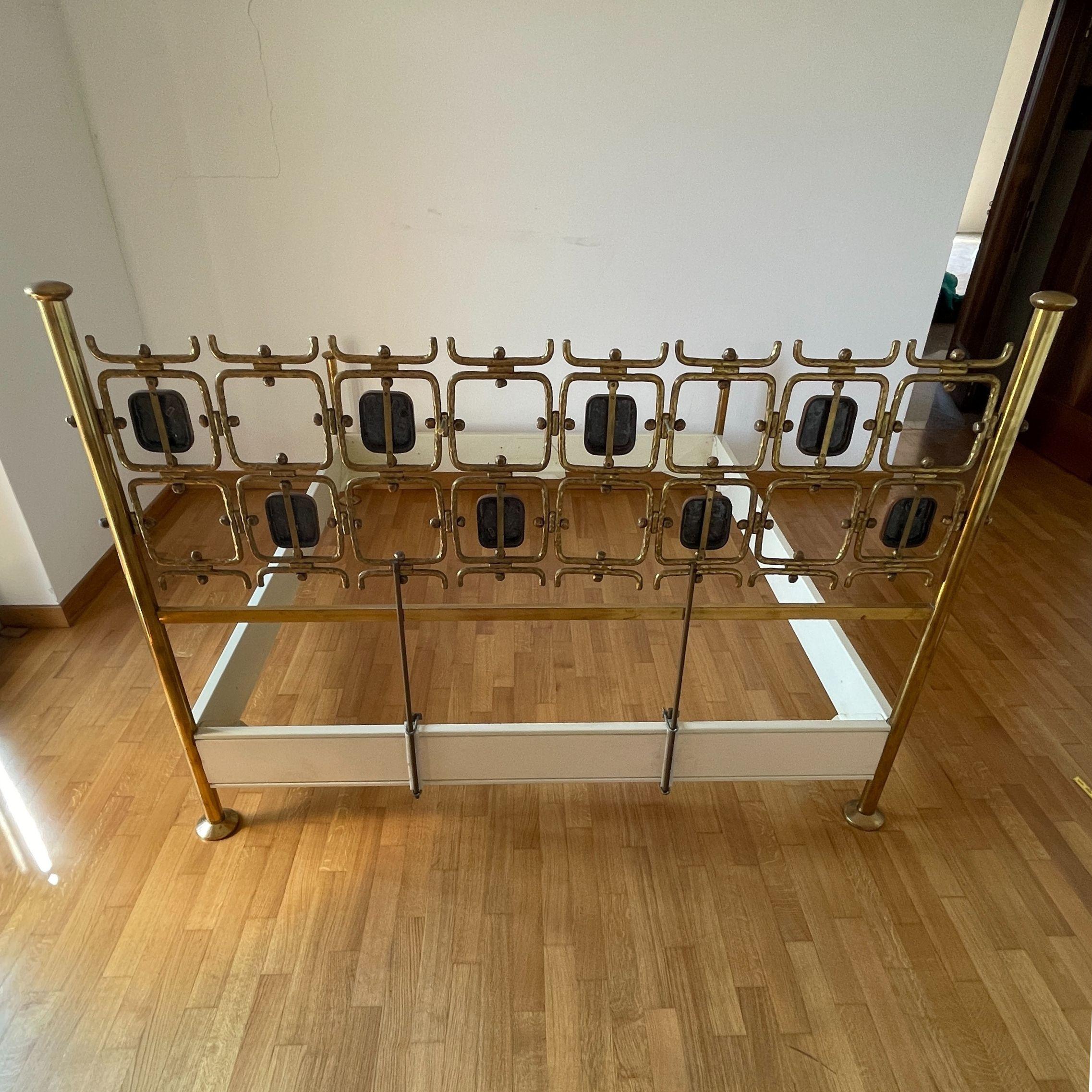Osvaldo Borsani & Arnaldo Pomodoro, Bett Mod. 8604, Tecno, Italien - Nie benutzt (Mid-20th Century) im Angebot