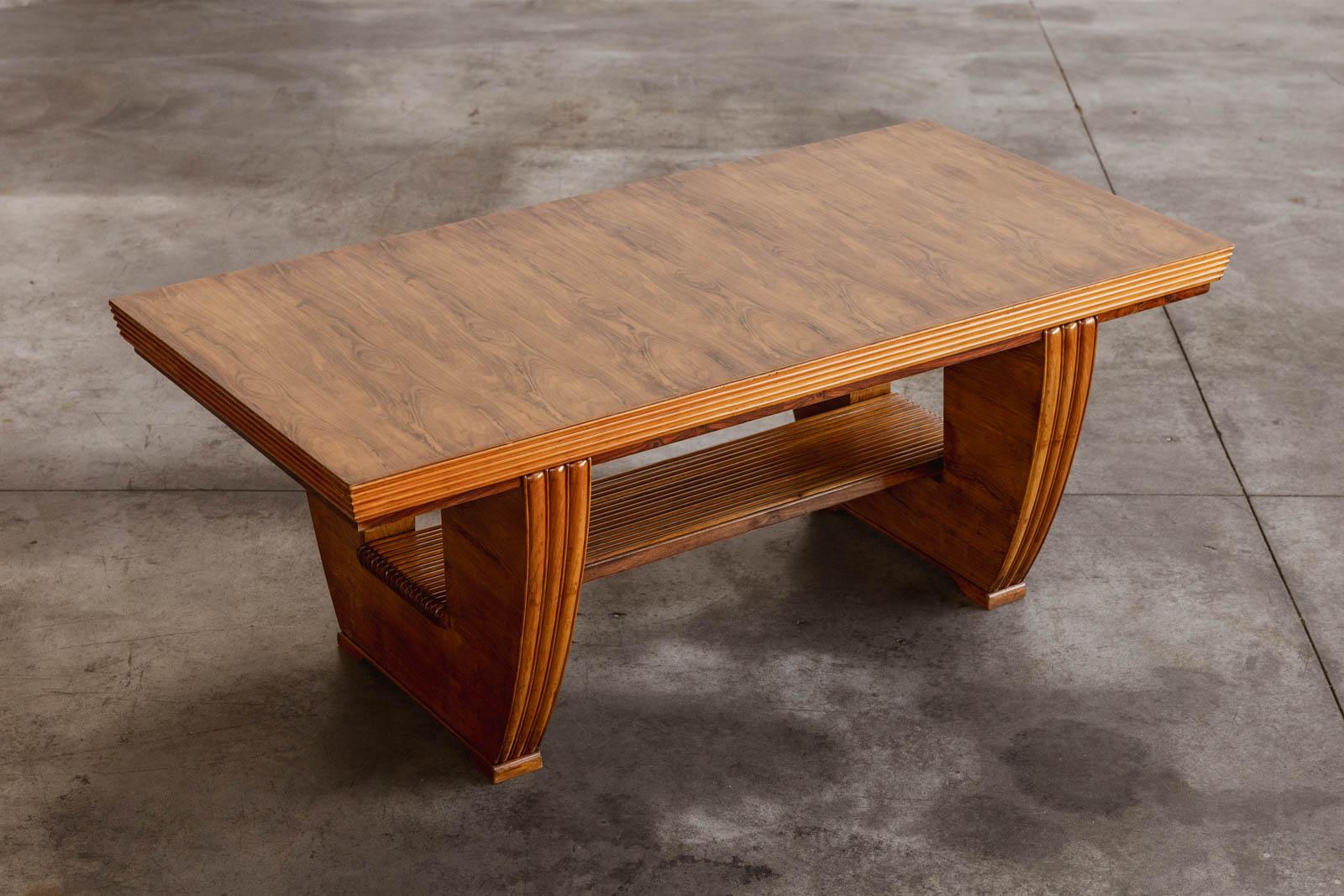 Osvaldo Borsani Art Deco dining table for Arredamenti Borsani Varedo, walnut, Italy, 1935

A study in sculptural elegance and architectural precision.

Designed by Osvaldo Borsani in 1935 for Arredamenti Borsani Varedo, this dining table is an