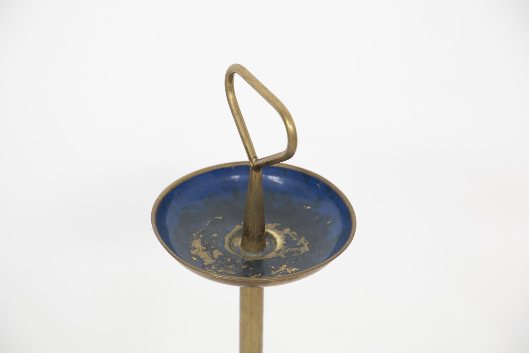 Elegant Italian ashtray attributed to Osvaldo Borsani from the 1950s, of fine Italian manufacture.
The ashtray is made of brass in the frame, while its cigarette holder cup is made of blue lacquered brass. It features a handle that allows its
