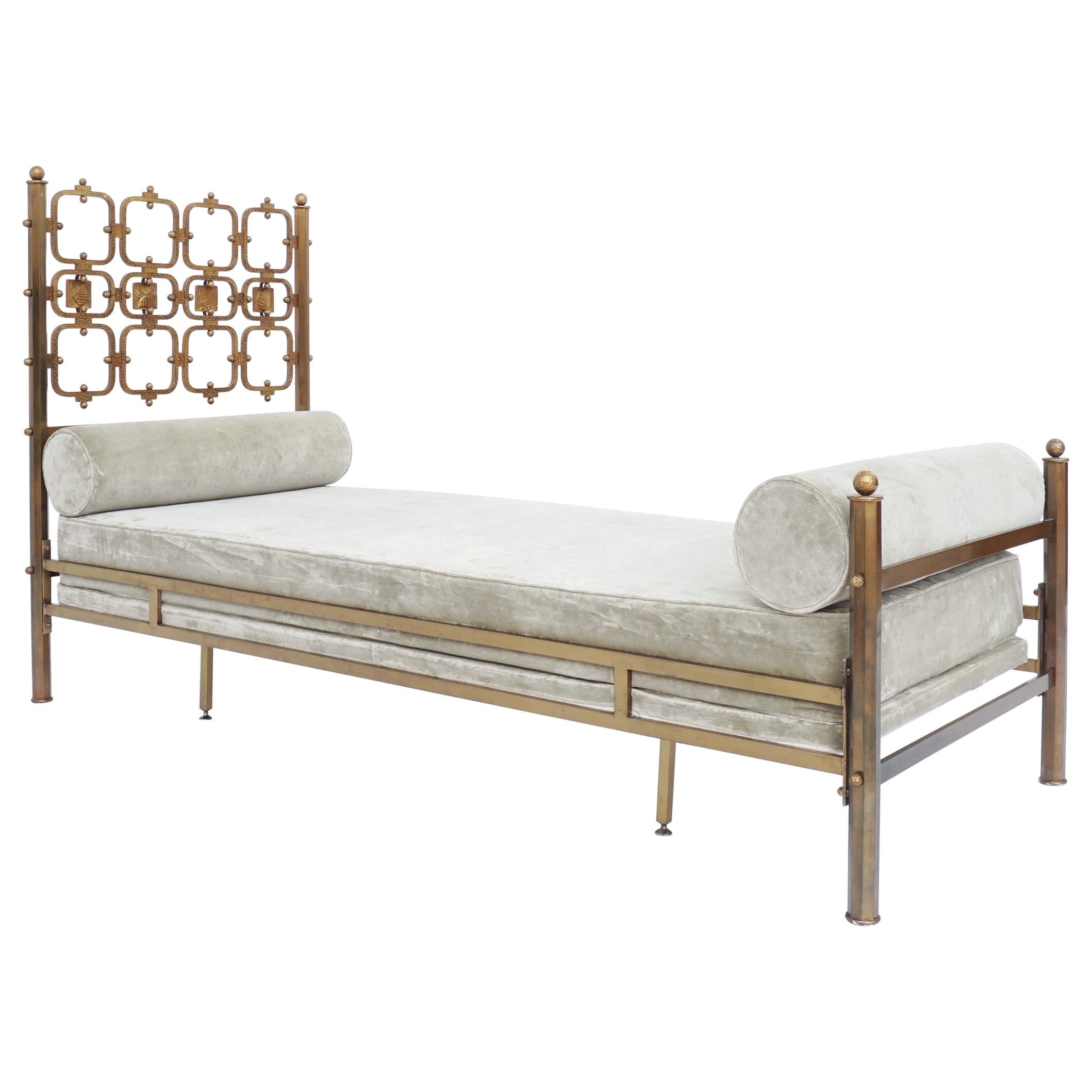 The bed is a collaborative work of the italian master designers Osvaldo Borsani and the Artist Arnaldo Pomodoro qnd prodi ed by Atelier Borsano Varedo, 1964 Italy.
The bed is made in cast brass.
New slatted bedding - as the new mattress and the