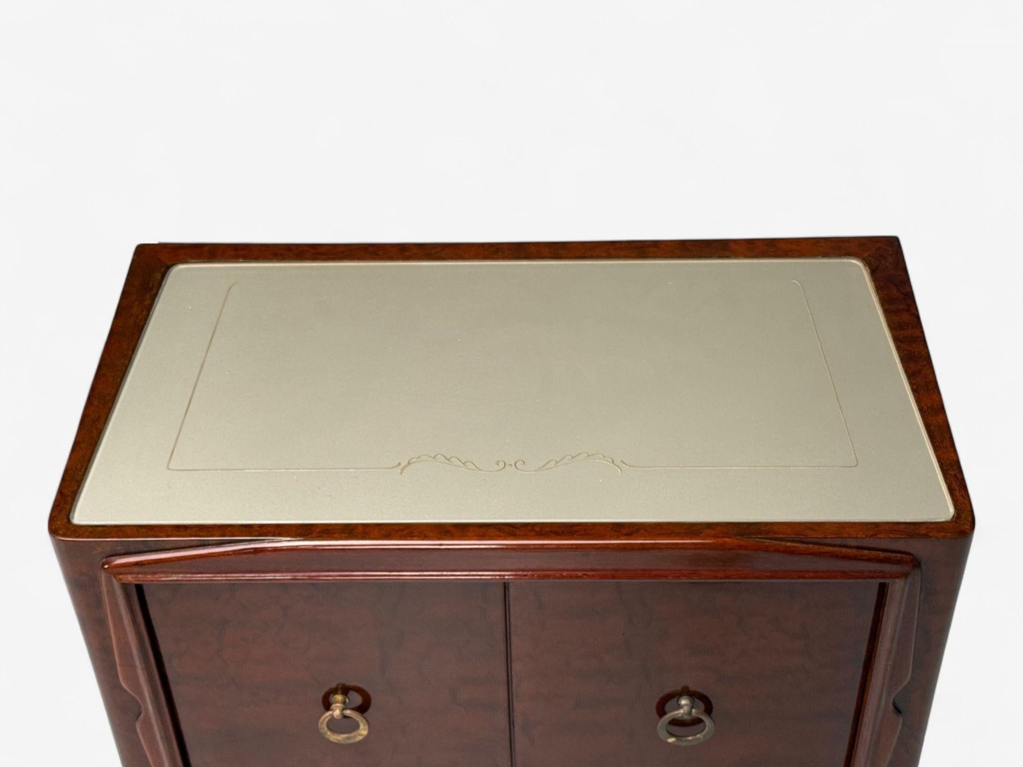 Osvaldo Borsani attr., Wood exotique, verre, laiton, tables de nuit, Italie, années 1960 en vente 4