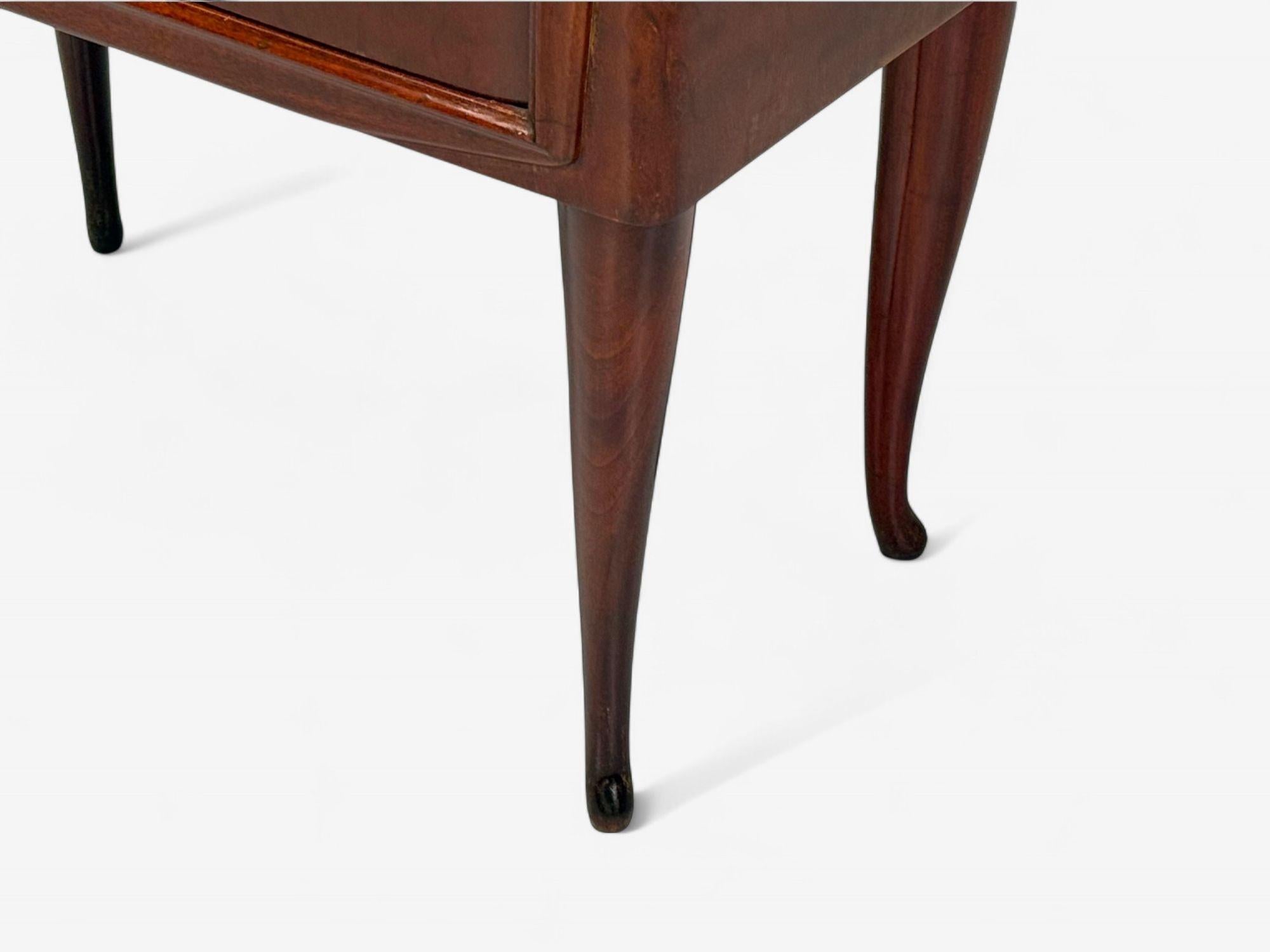 Osvaldo Borsani attr., Wood exotique, verre, laiton, tables de nuit, Italie, années 1960 en vente 6