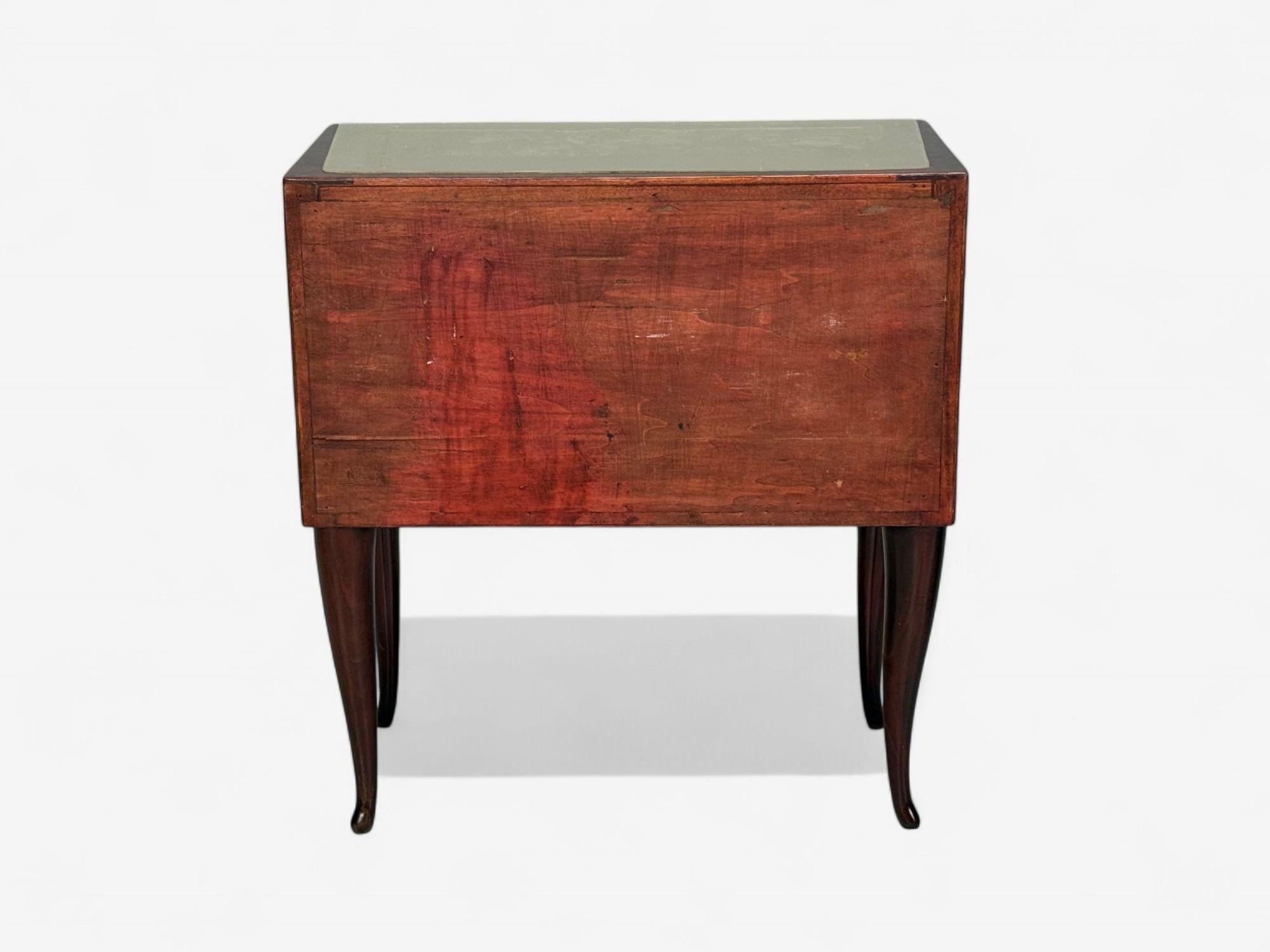 Osvaldo Borsani attr., Wood exotique, verre, laiton, tables de nuit, Italie, années 1960 en vente 9