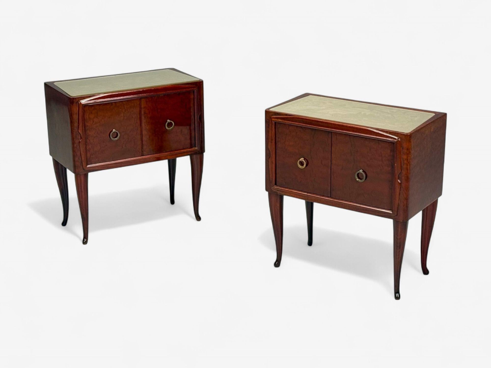 Osvaldo Borsani attr., Wood exotique, verre, laiton, tables de nuit, Italie, années 1960

Paire de commodes ou tables de chevet attribuées à Osvaldo Borsani et produites en Italie vers les années 1960. Chaque exemplaire est doté d'une tirette
