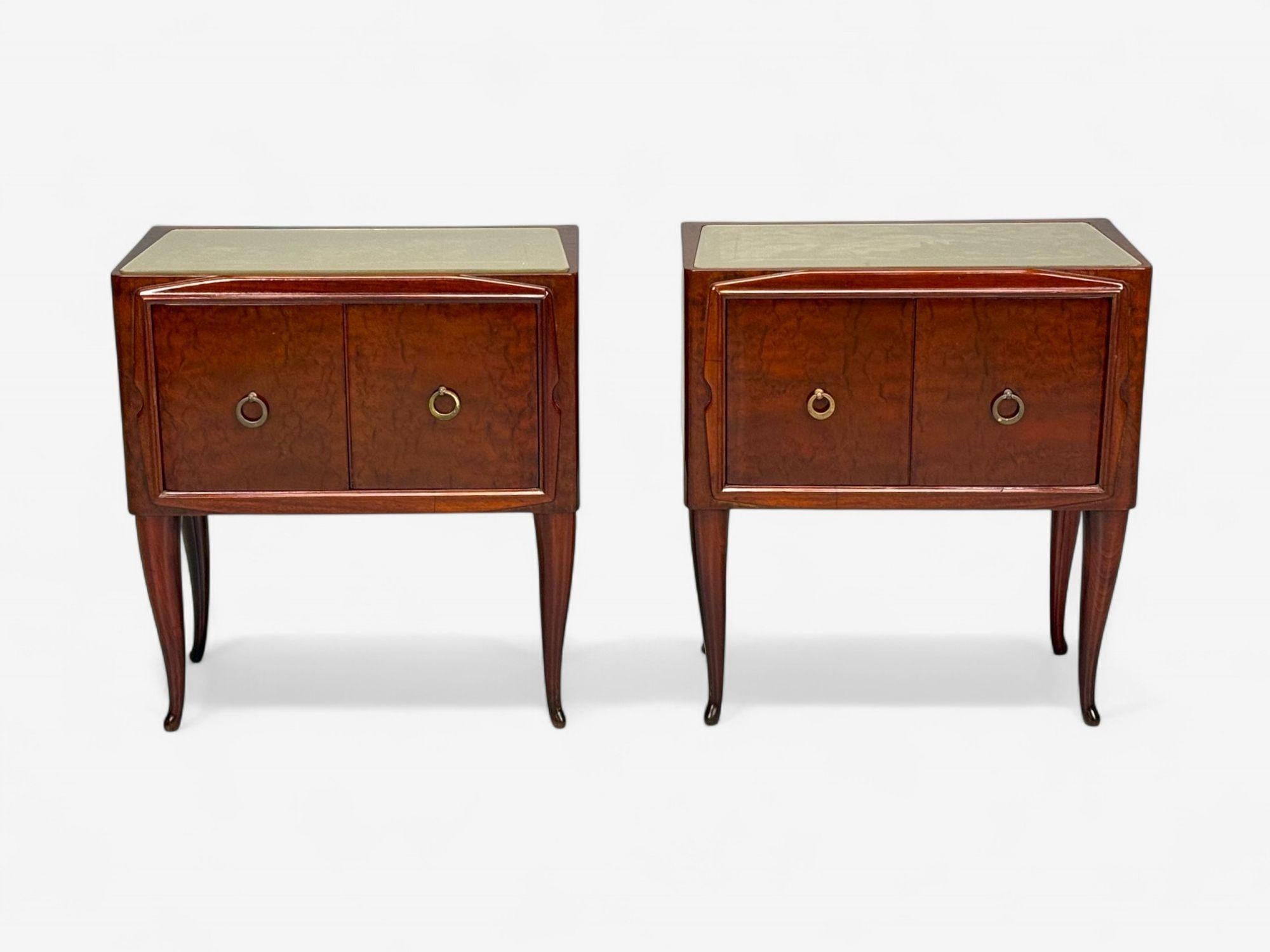 Mid-Century Modern Osvaldo Borsani attr., Wood exotique, verre, laiton, tables de nuit, Italie, années 1960 en vente