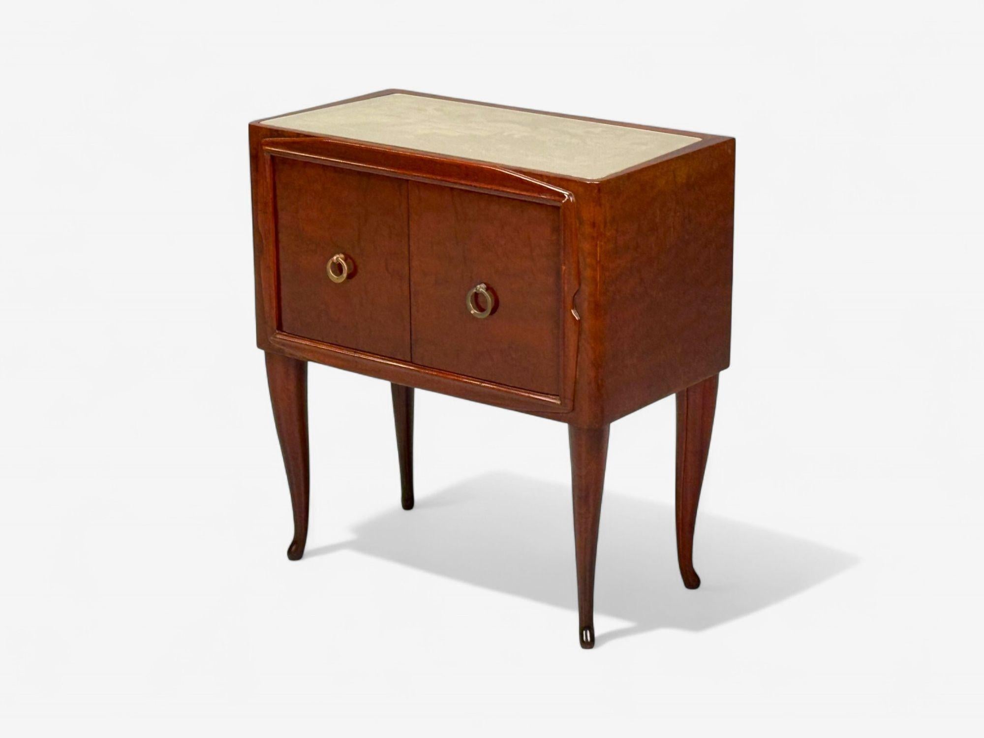 italien Osvaldo Borsani attr., Wood exotique, verre, laiton, tables de nuit, Italie, années 1960 en vente