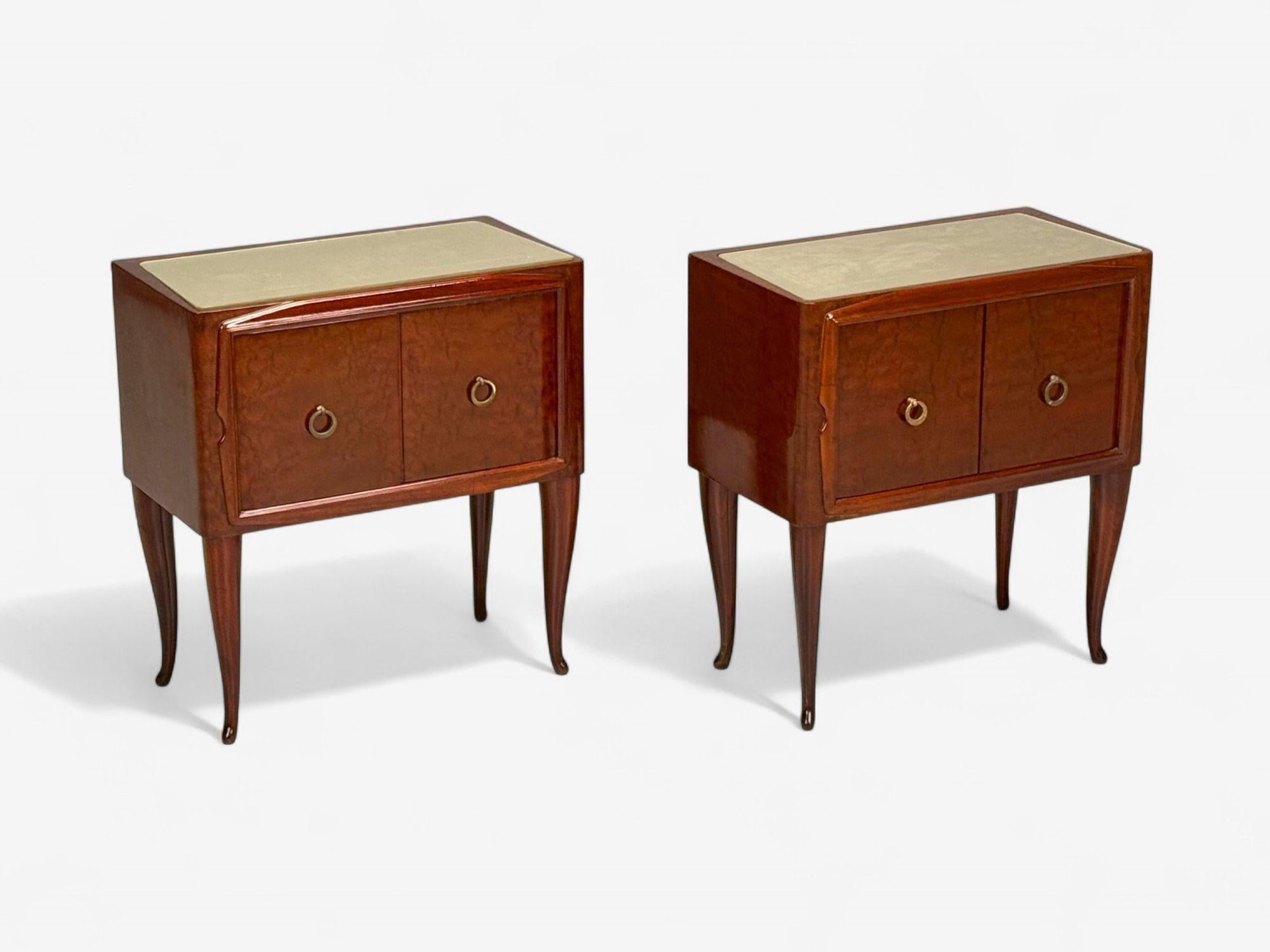 Osvaldo Borsani attr., Wood exotique, verre, laiton, tables de nuit, Italie, années 1960 Bon état - En vente à Manhasset, NY