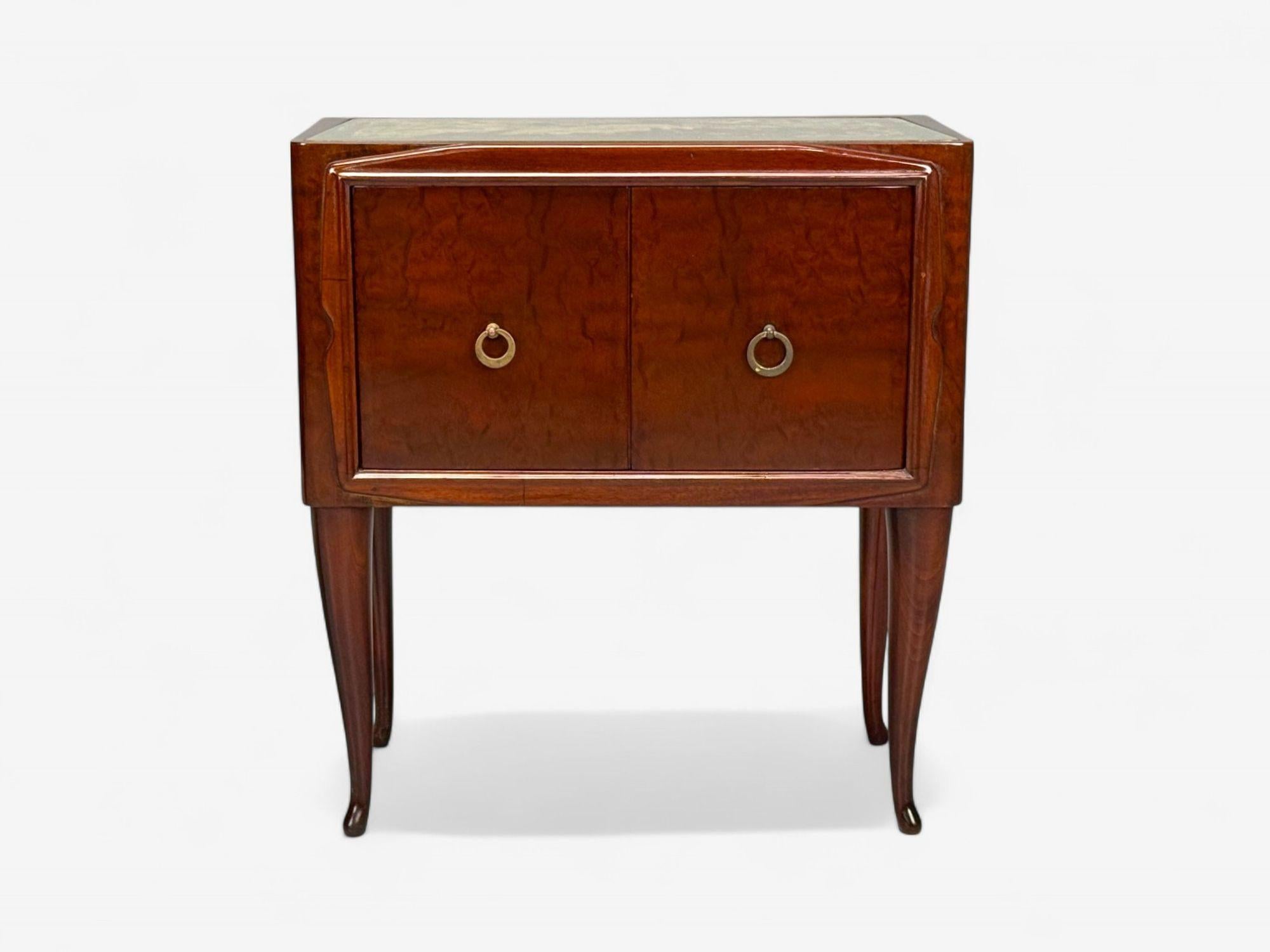 Milieu du XXe siècle Osvaldo Borsani attr., Wood exotique, verre, laiton, tables de nuit, Italie, années 1960 en vente