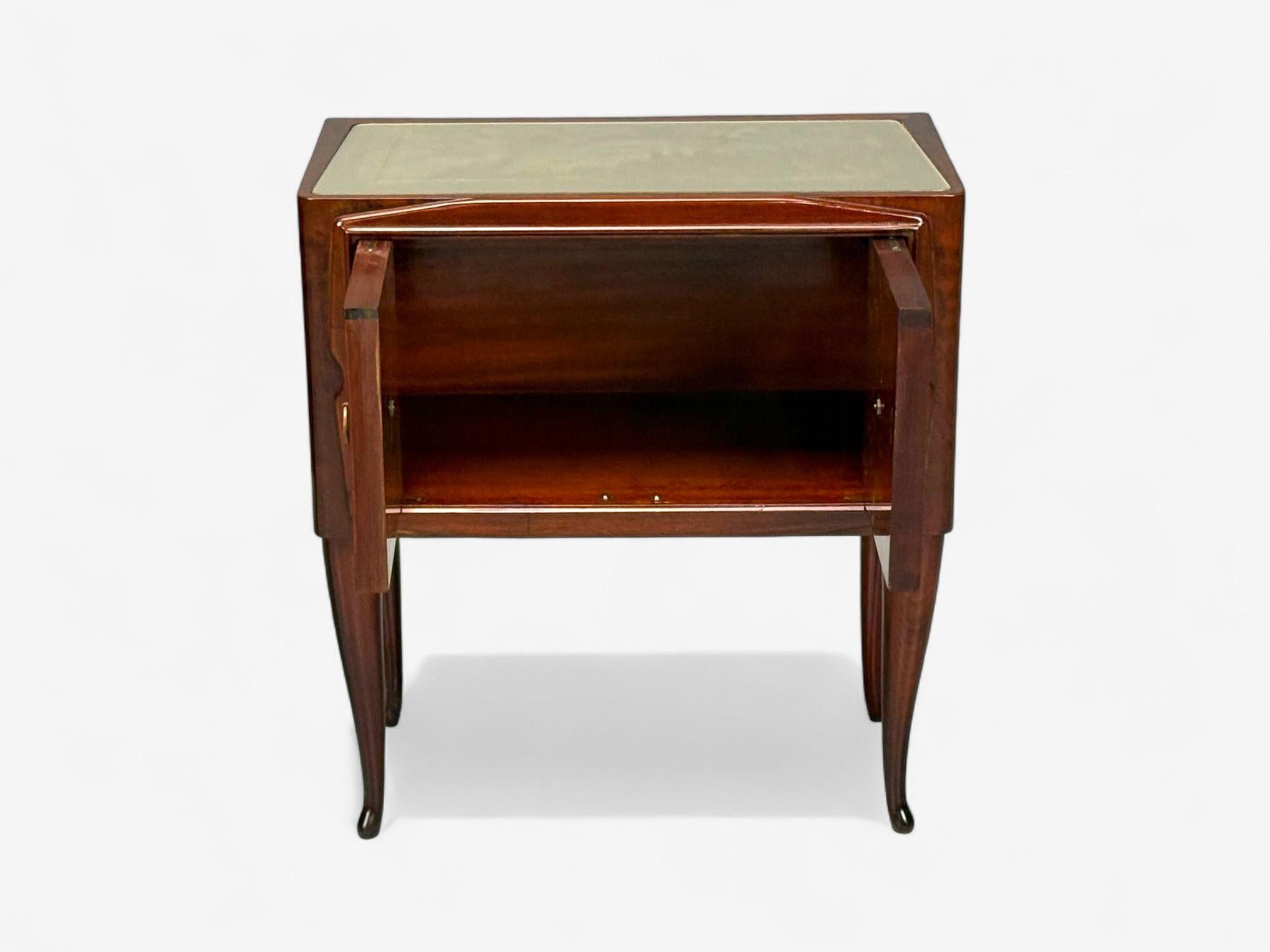 Osvaldo Borsani attr., Wood exotique, verre, laiton, tables de nuit, Italie, années 1960 en vente 1