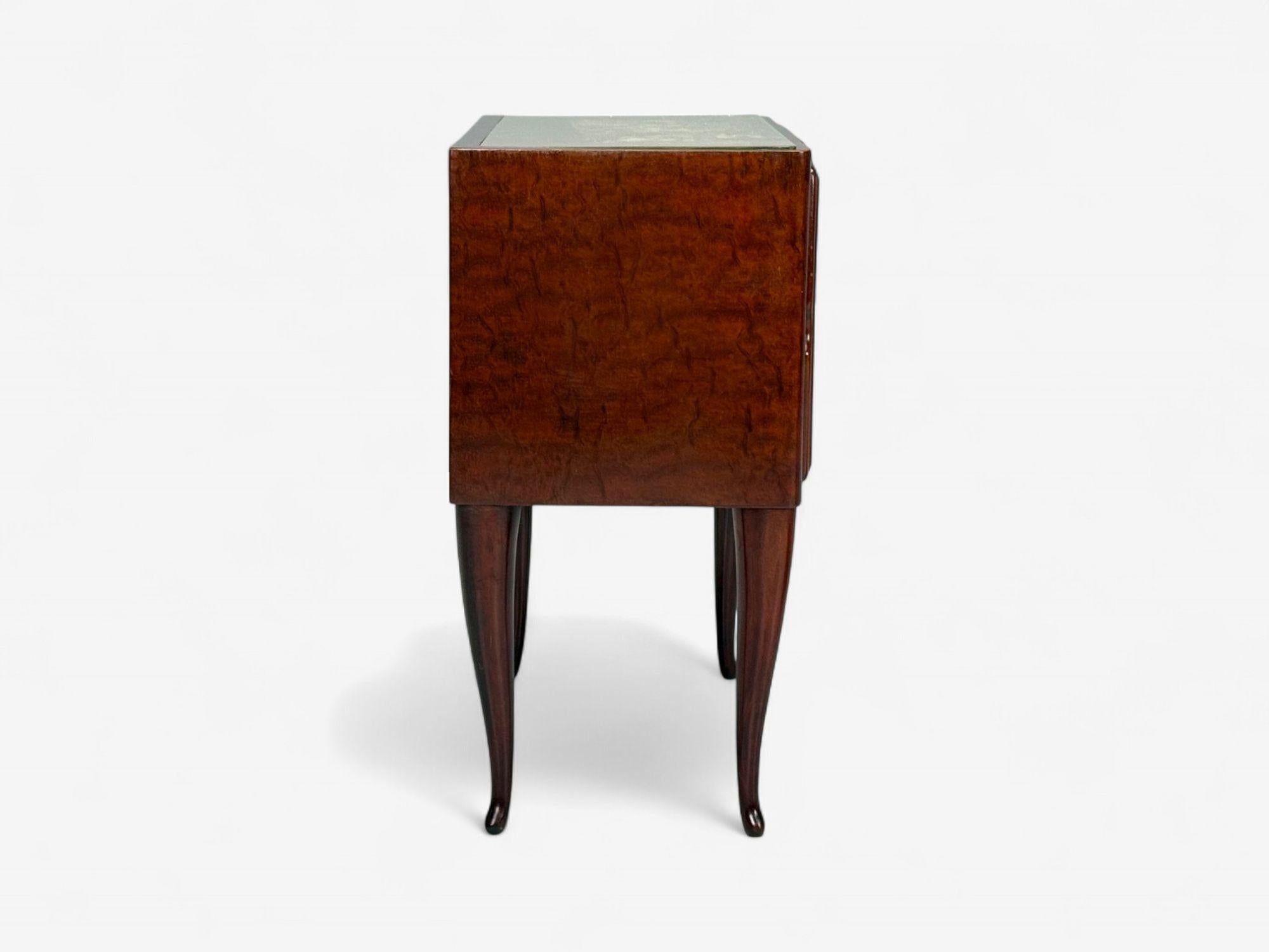 Osvaldo Borsani attr., Wood exotique, verre, laiton, tables de nuit, Italie, années 1960 en vente 2