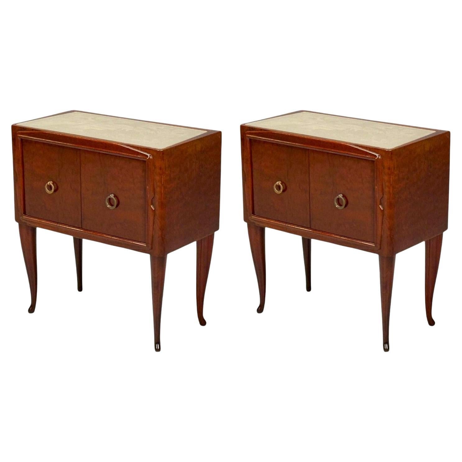 Osvaldo Borsani attr., Wood exotique, verre, laiton, tables de nuit, Italie, années 1960 en vente