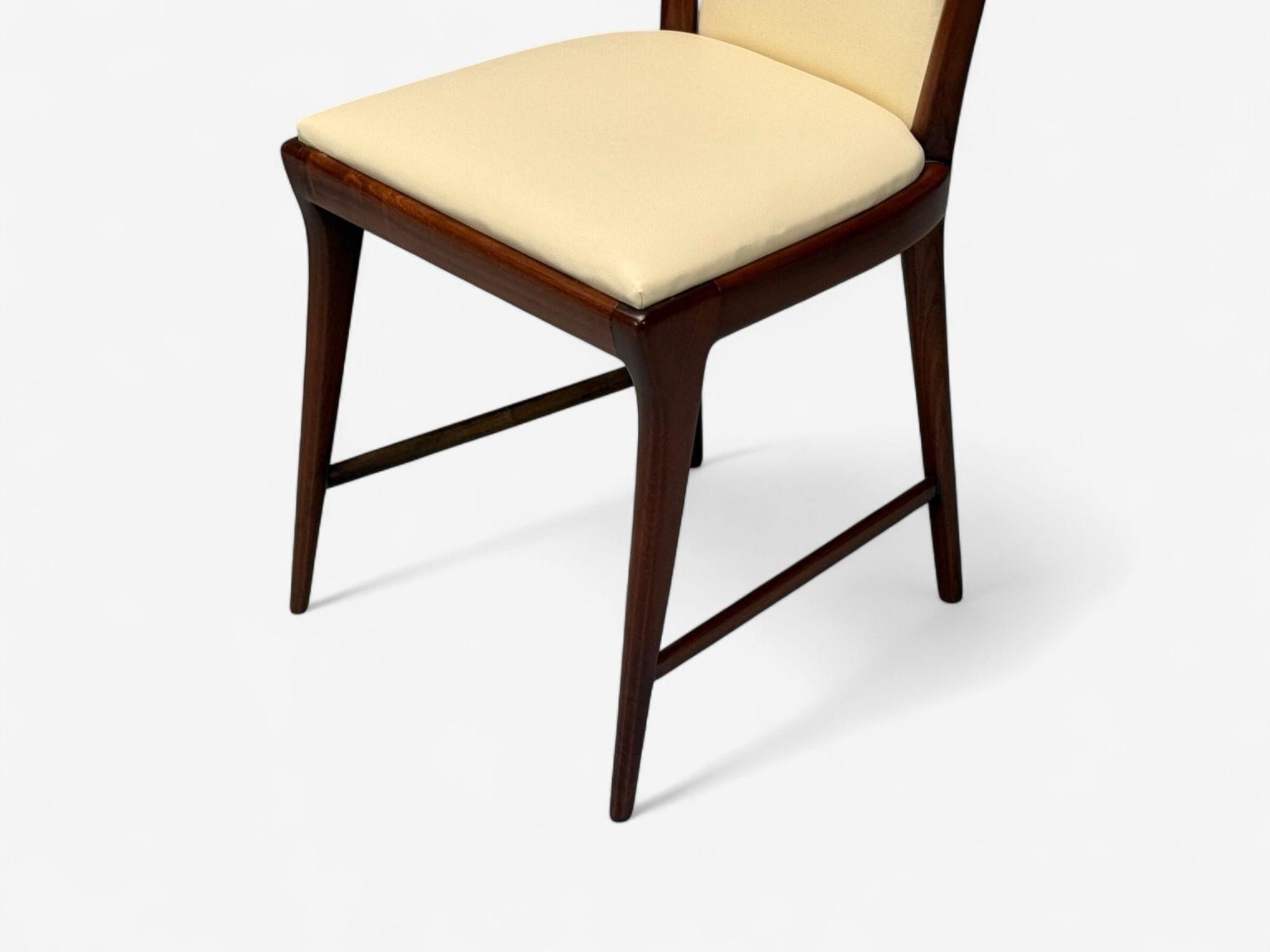 Osvaldo Borsani atr., Caoba, Latón, Cuero, Sillas de comedor, Italia, años 50 en venta 2