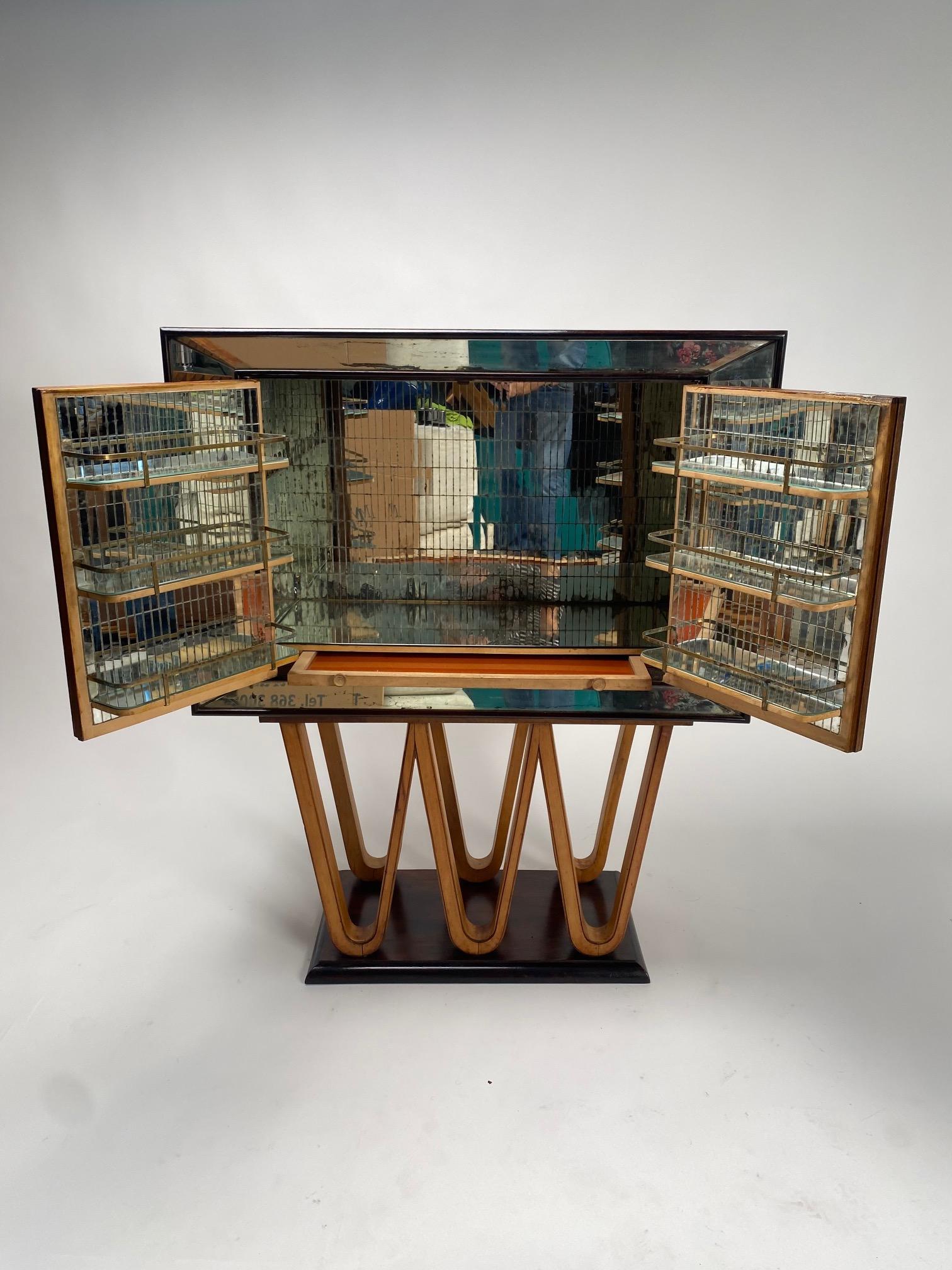 Osvaldo Borsani (Attr.) Mid Century Bay bar,  wood and glass bar cabinet, Italy  For Sale 3