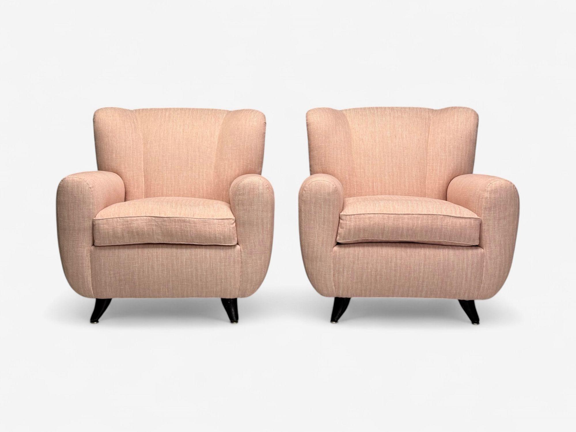 Atribución Osvaldo Borsani, Moderna italiana de mediados de siglo, Lino rosa, Madera, Sillones grandes, Italia, Años 50

Gran par de sillones modernistas atribuidos a Osvaldo Borsani y fabricados en Italia hacia la década de 1950. Cada ejemplar